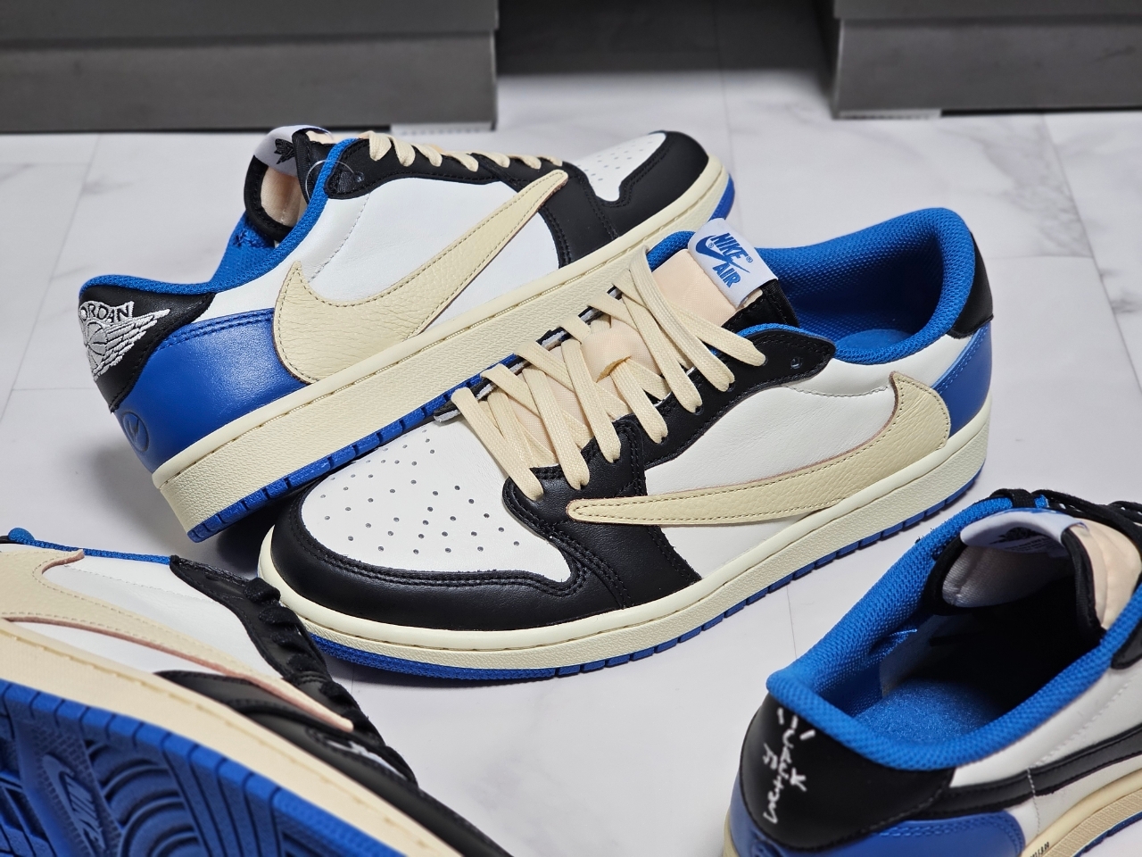 Jordan 1 x Travis Scott x Fragment Retro Low OG SP Military Blue, Jordan 1 x Travis Scott Retro Low OG SP Black Phantom 착용 스타일 - 1