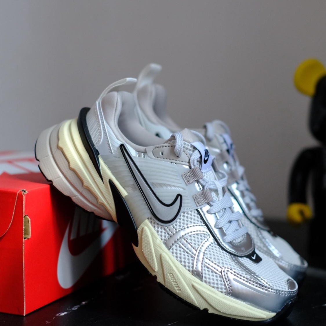 Nike V2K Run Pure Platinum Light Iron Ore 착용 스타일