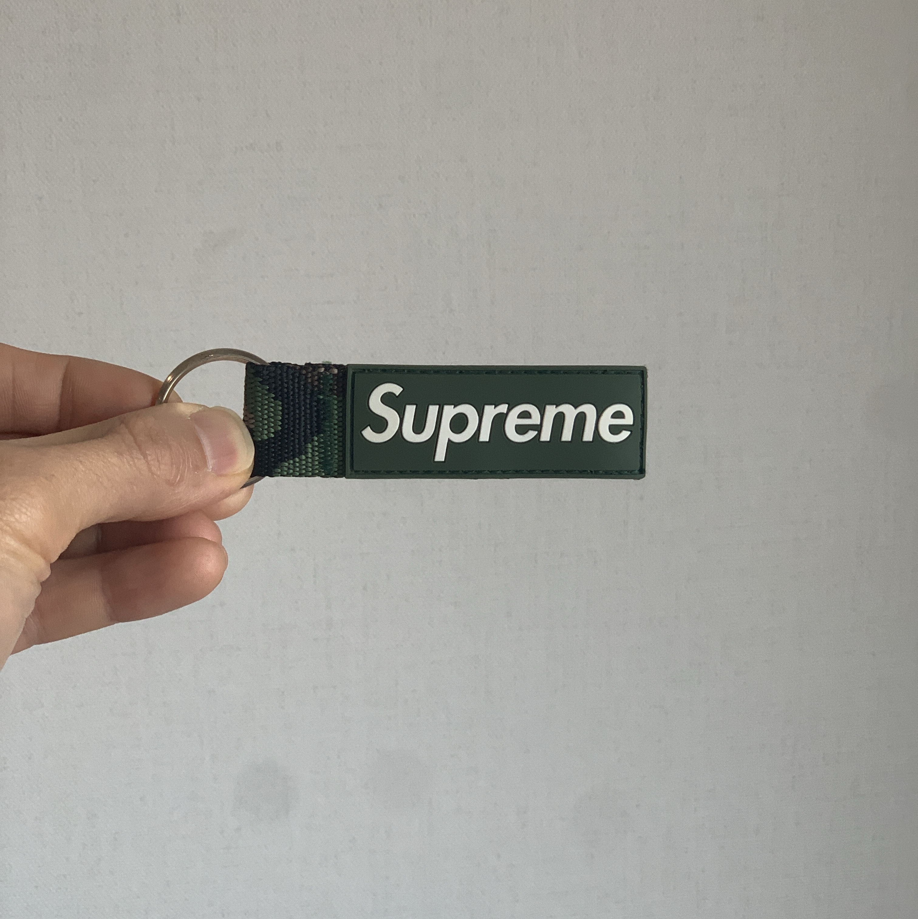 Supreme Webbing Keychain Green Camo - 23SS 착용 스타일