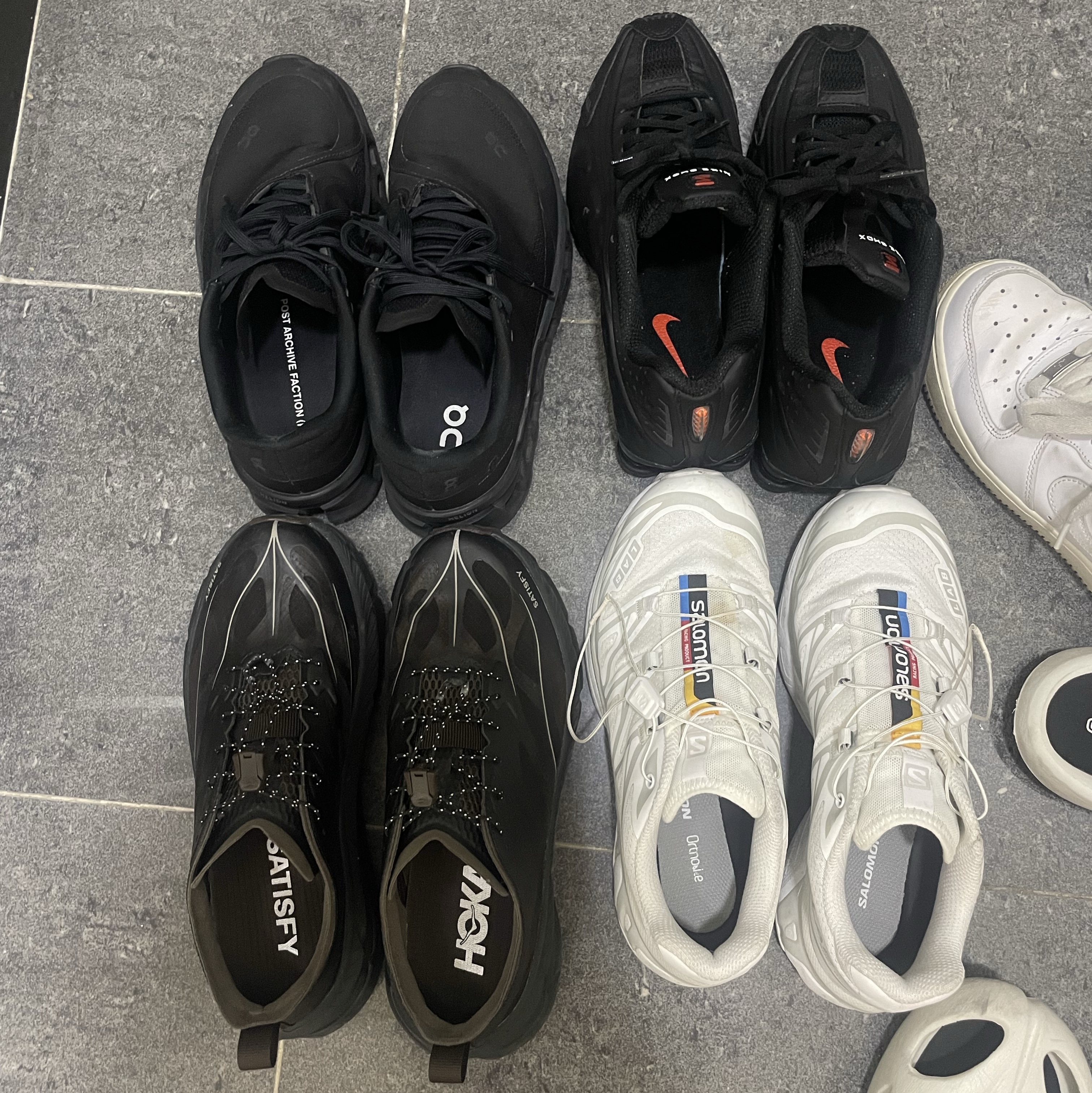 Hoka x Satisfy Mafate Speed 4 Lite Coffee, (W) On Running x Post Archive Faction (Paf) Cloudmonster 2 Black Magnet 착용 스타일