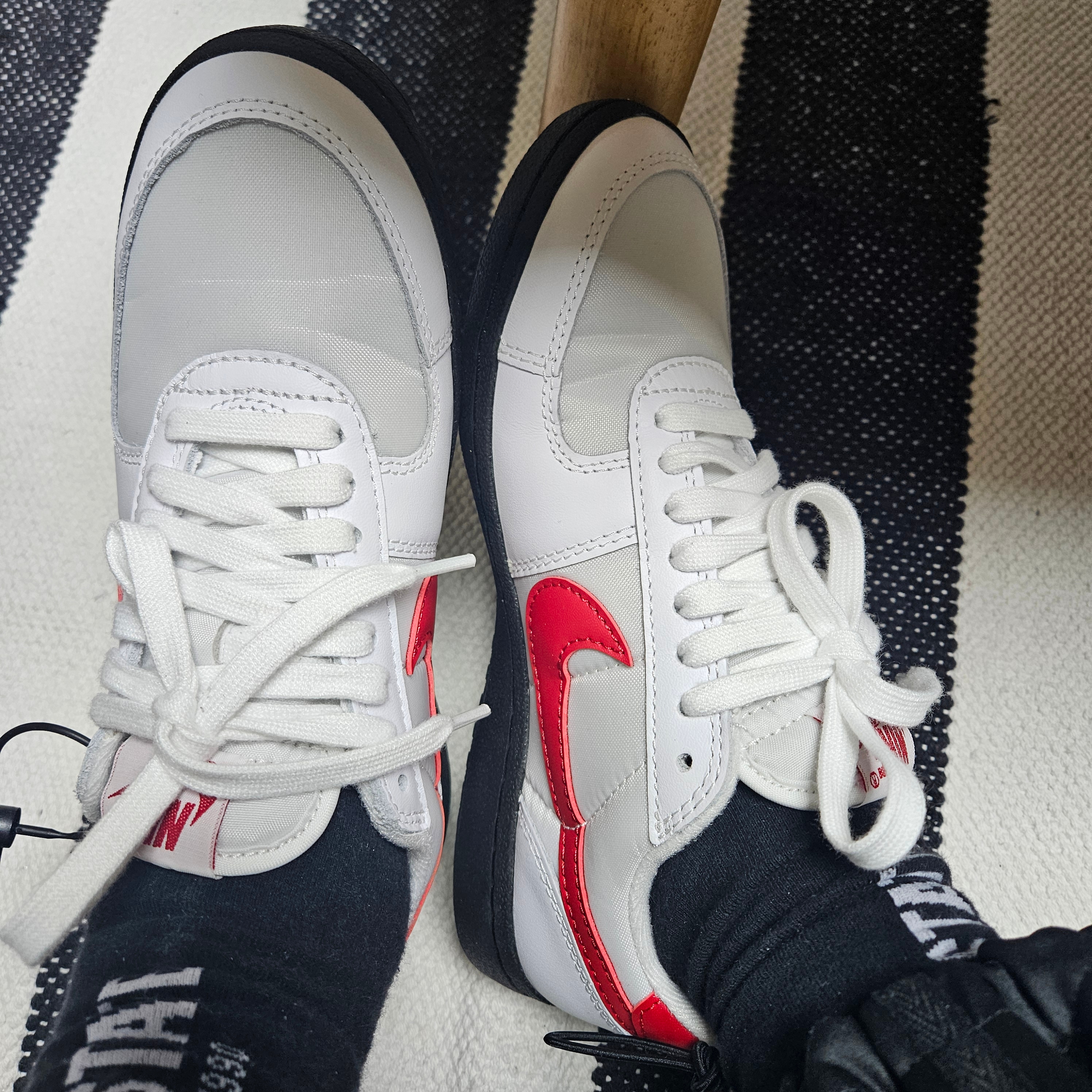 Nike Field General 82 SP White and Varsity Red 착용 스타일