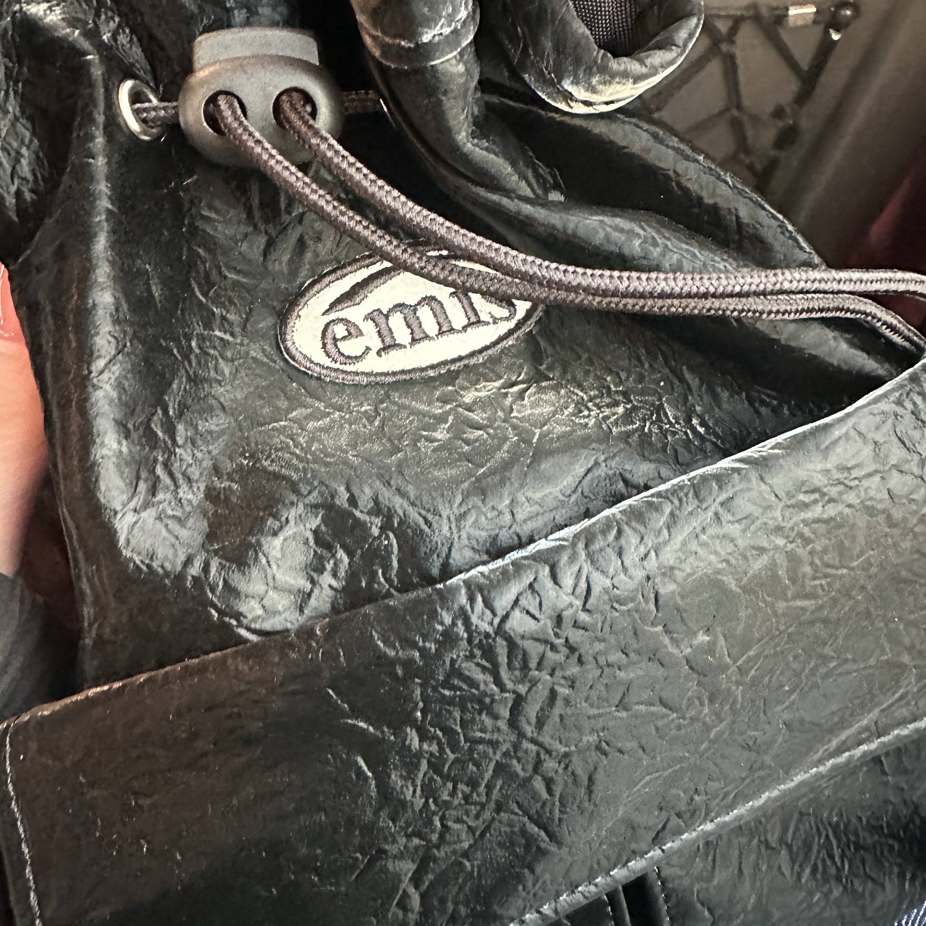 Emis Mini Wappen Pocket Backpack Black 착용 스타일