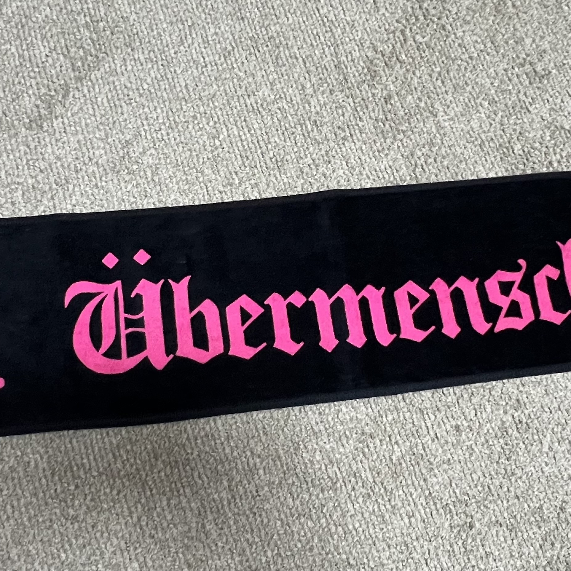 G-DRAGON Ubermensch Slogan Towel Pink 착용 스타일 - 3