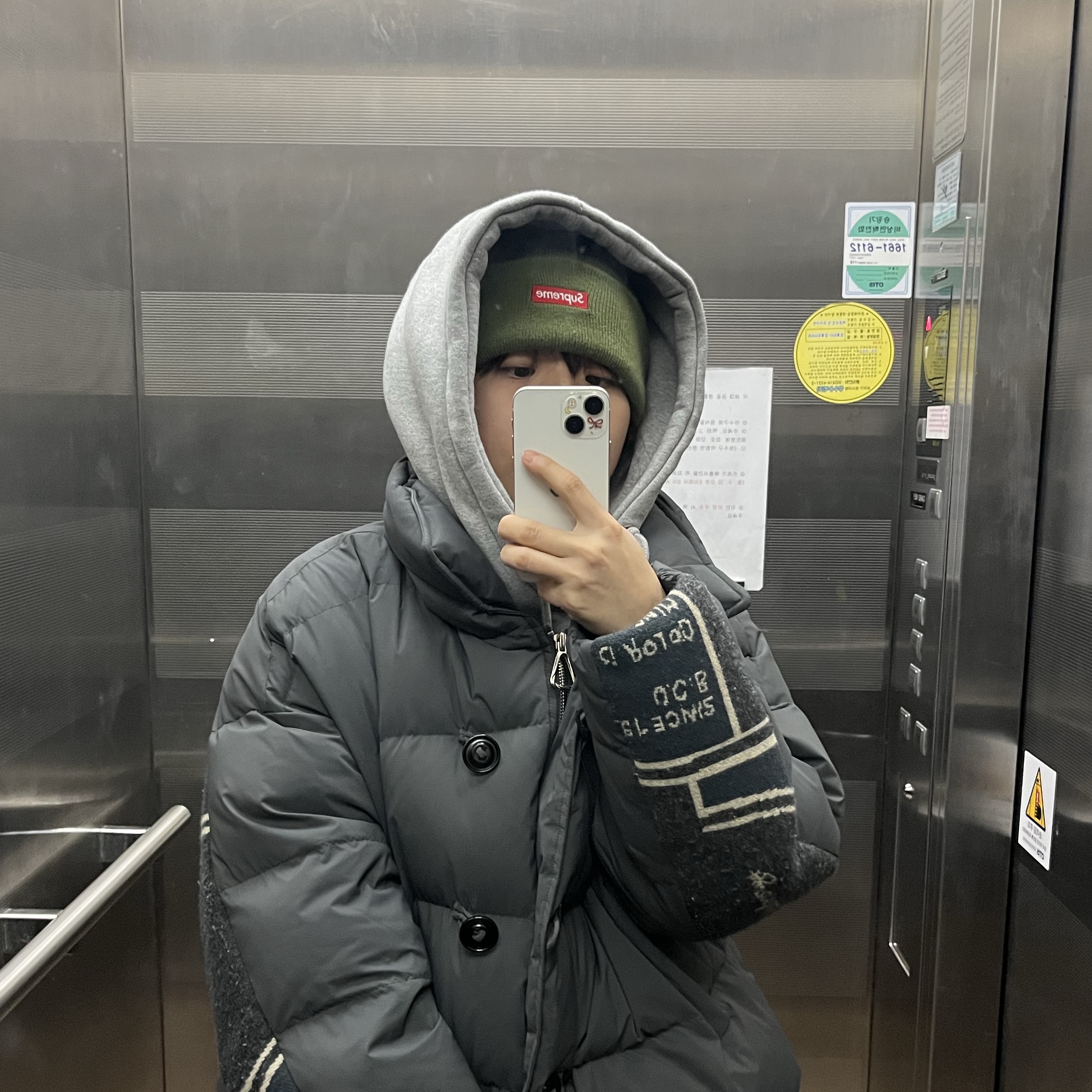 Supreme New Era Varsity Beanie Olive - 23FW 착용 스타일 - 3