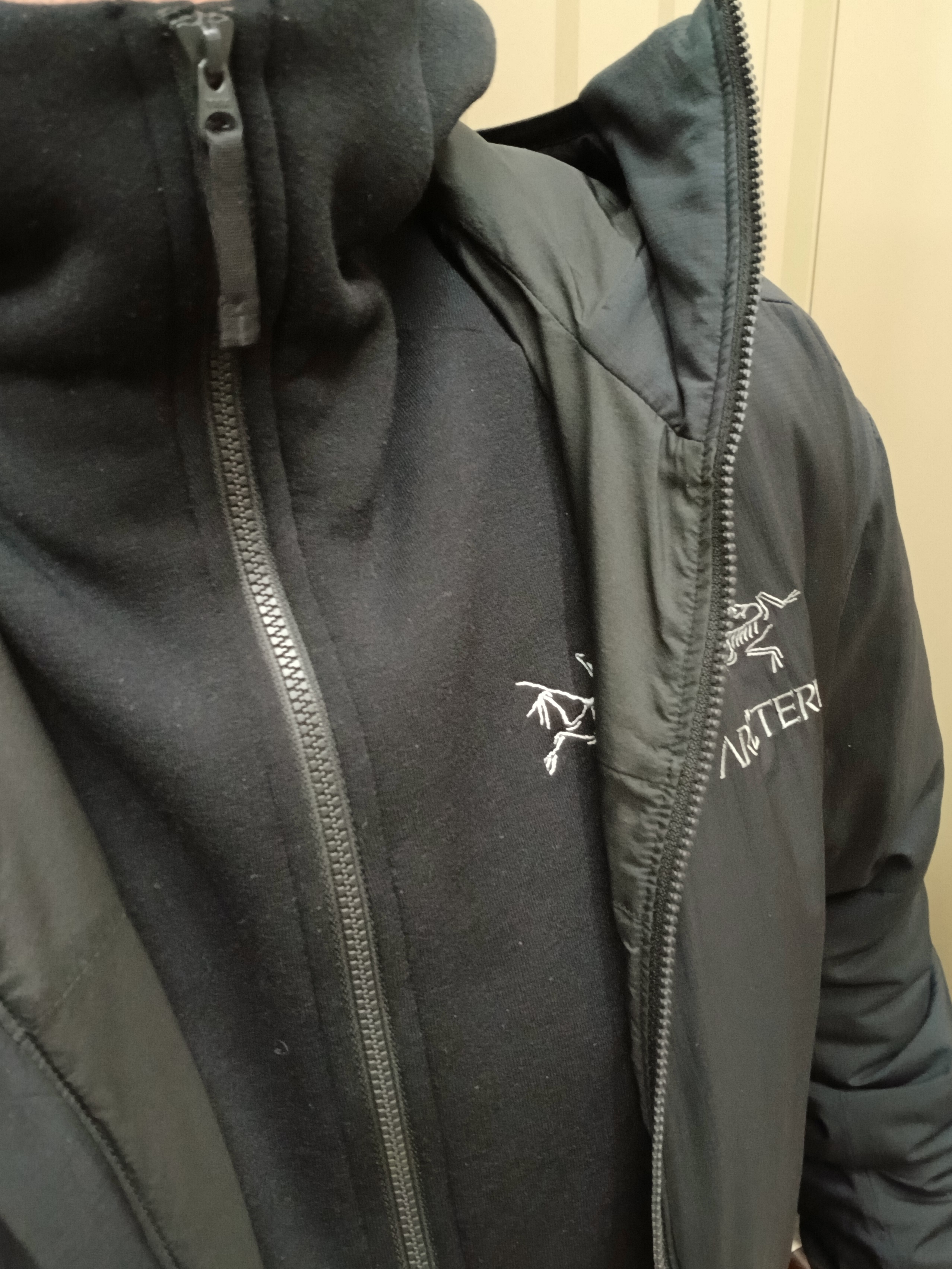 Arc'teryx Atom LT Hoody Black, Arc'teryx Kyanite Lightweight Hoody Hoody Black 착용 스타일 - 9