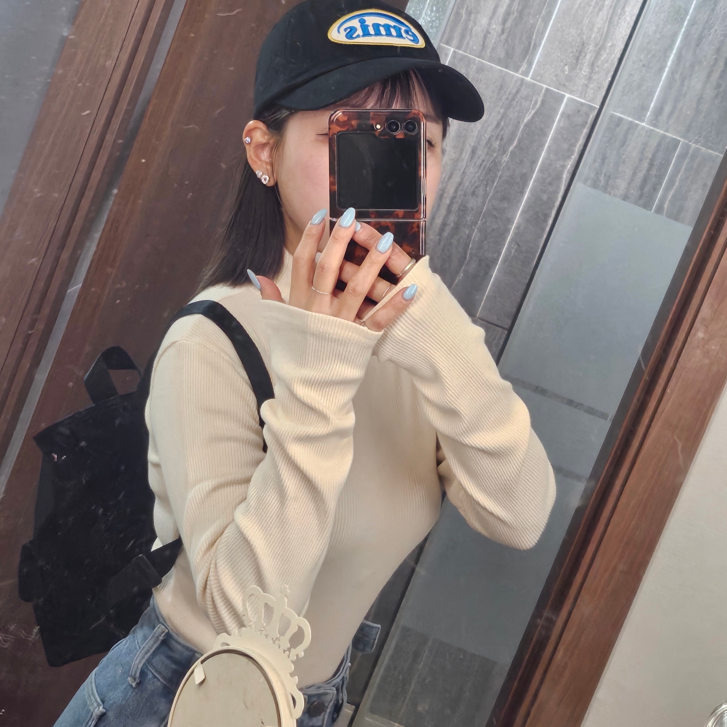 Emis Wappen Ball Cap Black 착용 스타일