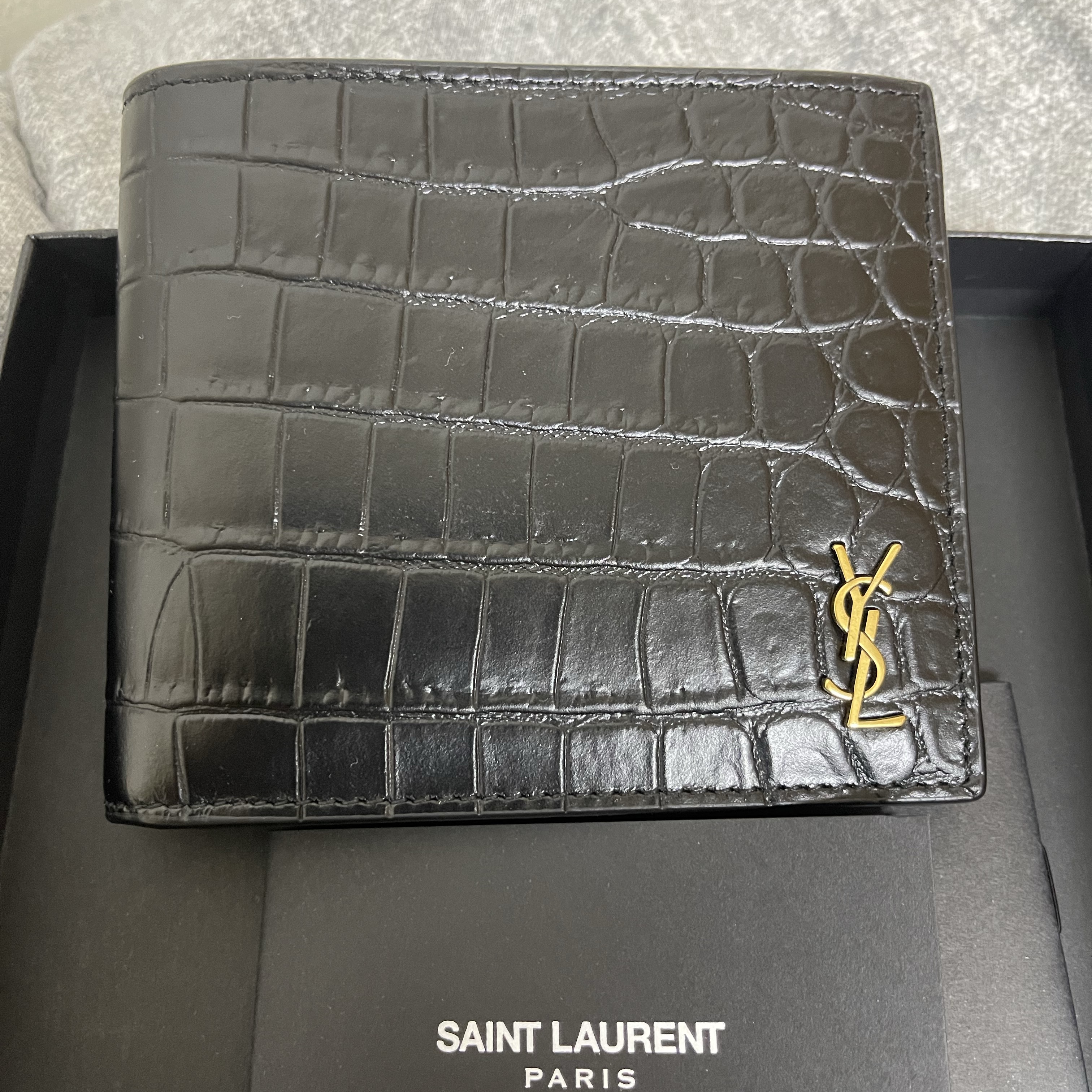 Saint Laurent Tiny Cassandre East/West Wallet In Crocodile Embossed Matte Leather Black 착용 스타일 - 1