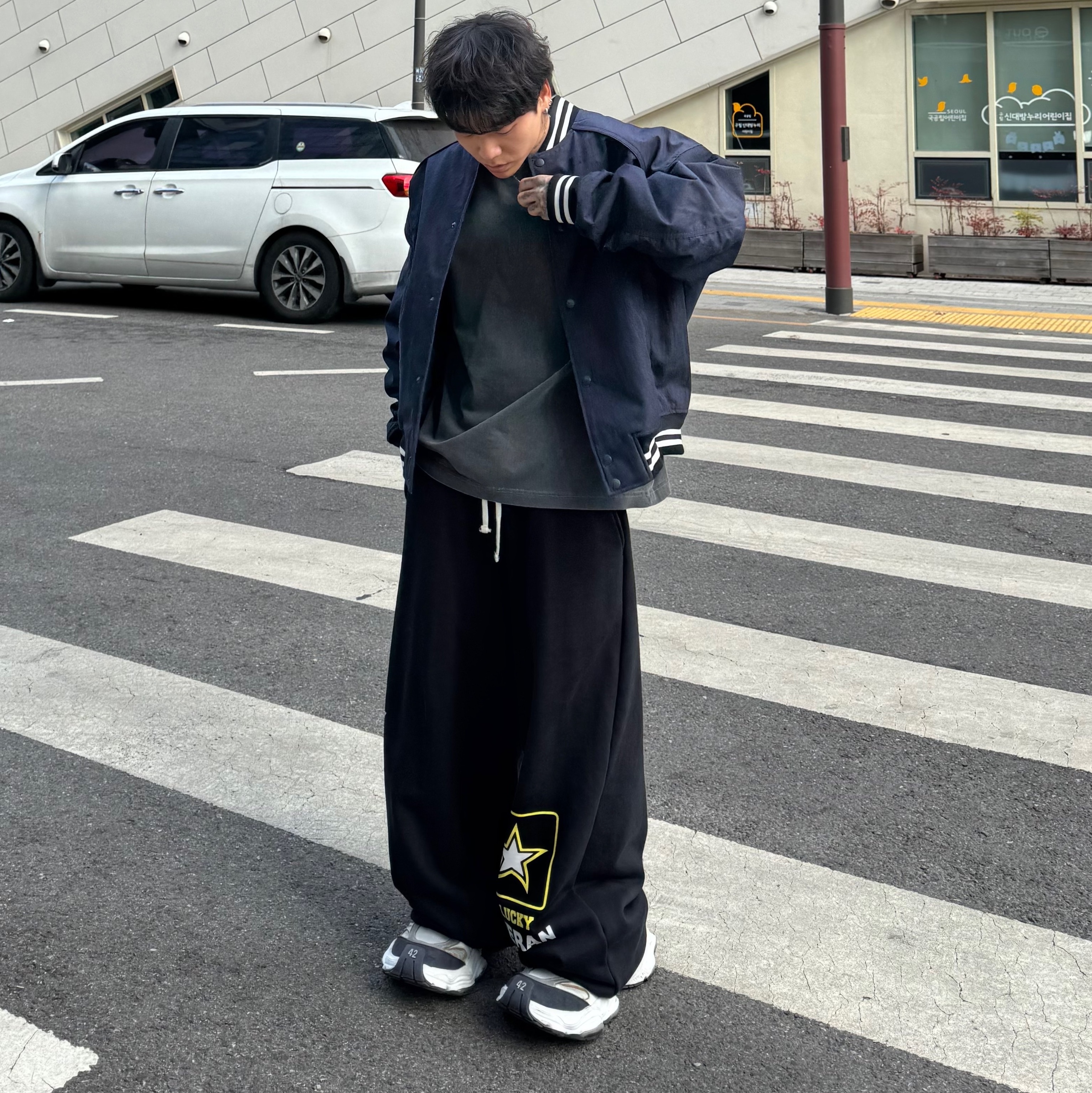 Balenciaga Cargo Sneakers White Grey 착용 스타일 - 3