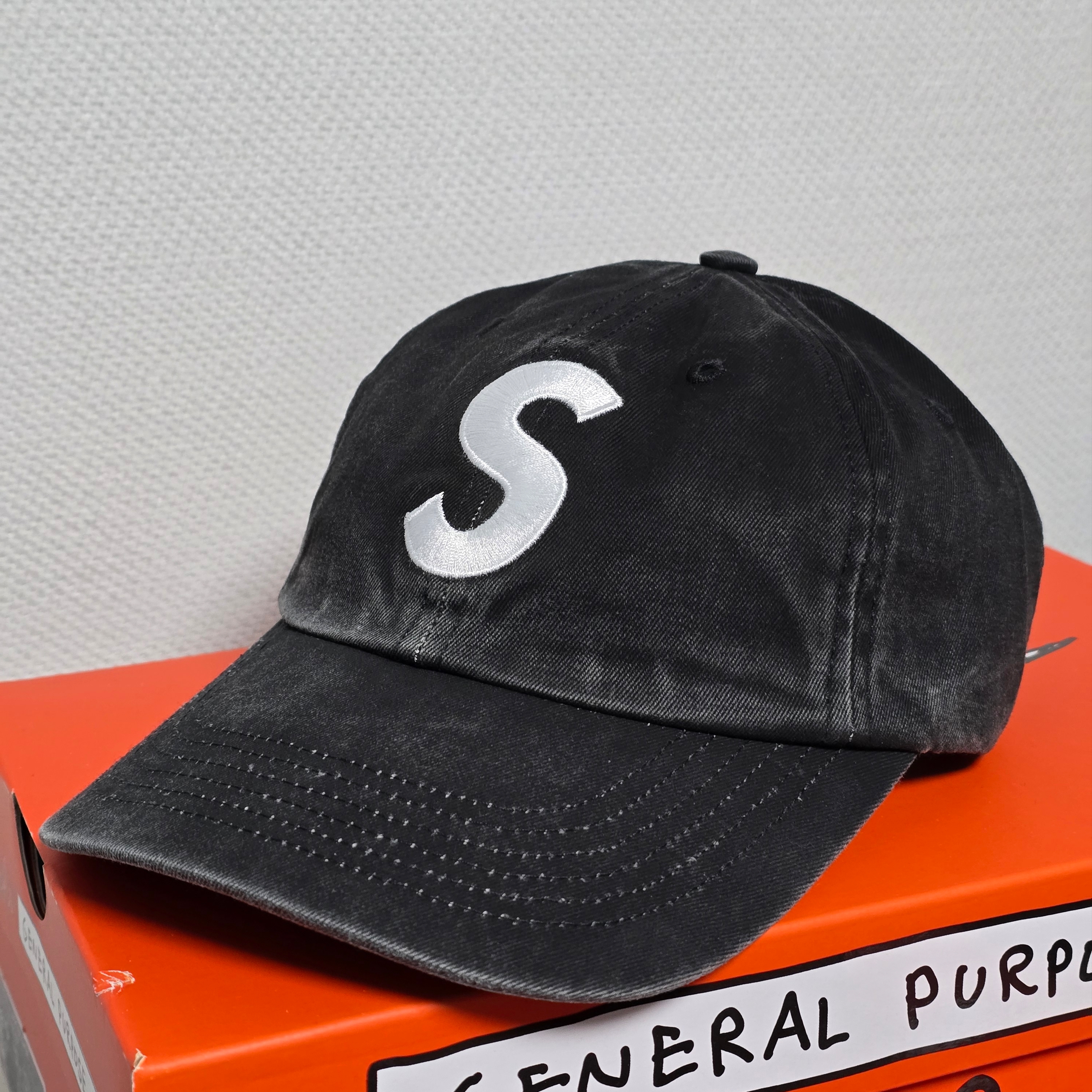 Supreme Pigment Coated S Logo 6-Panel Black - 25SS 착용 스타일