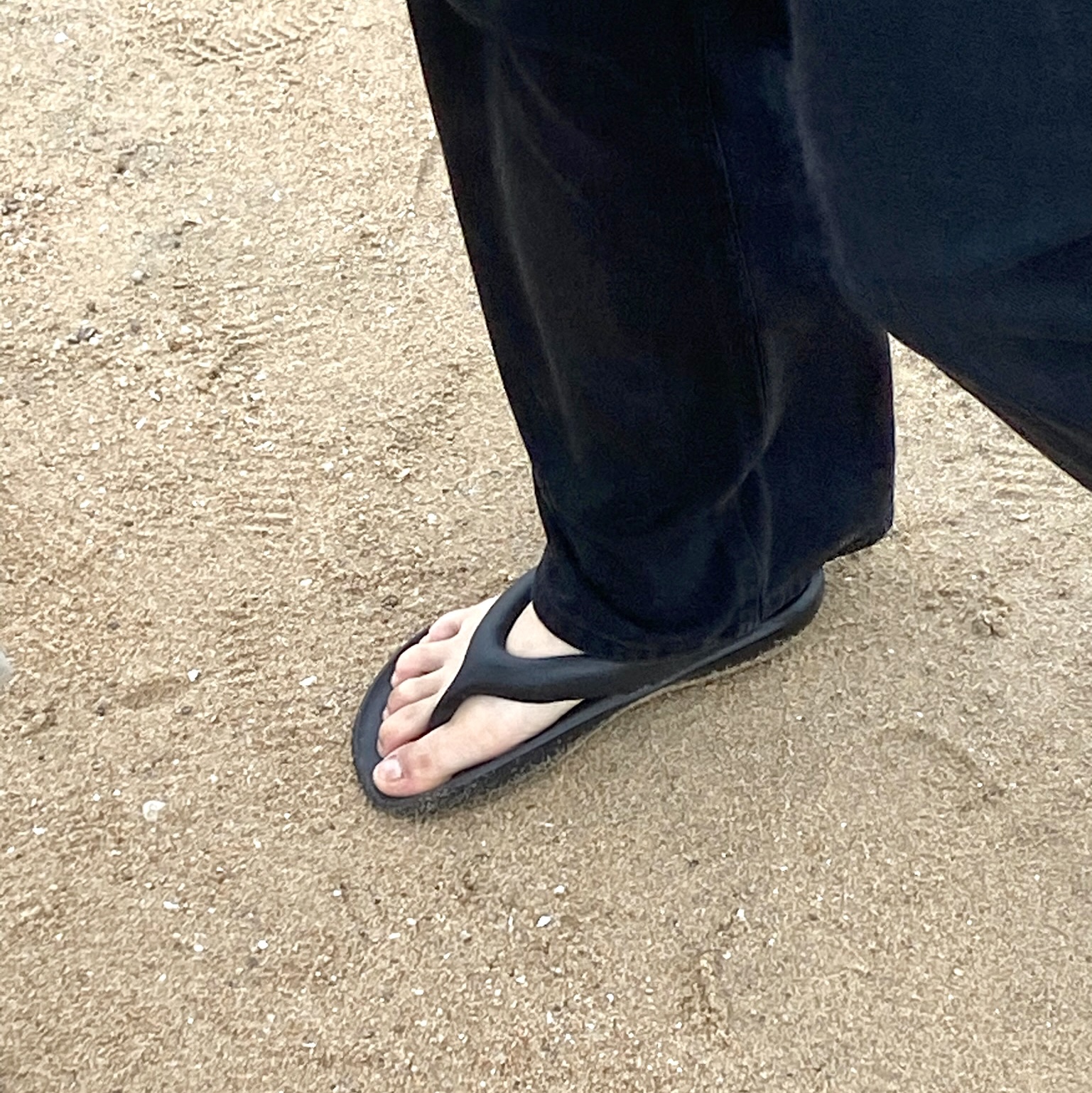 New Balance x Taw&Toe Flip Flop Black 착용 스타일