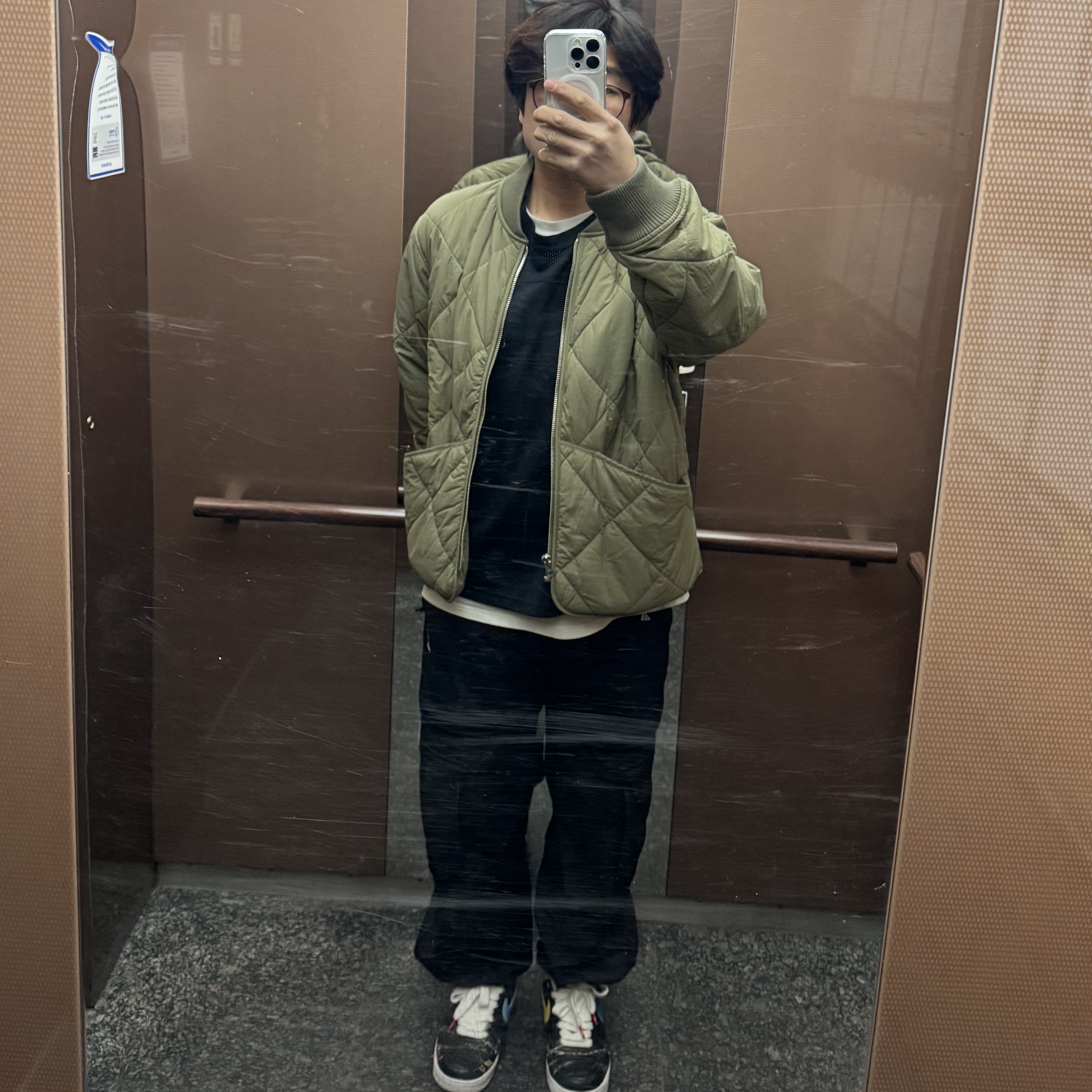 Nike x Stussy Long Sleeve Top Black (FJ9164-010), Stussy 8 Ball Quilted Liner Jacket Olive 착용 스타일