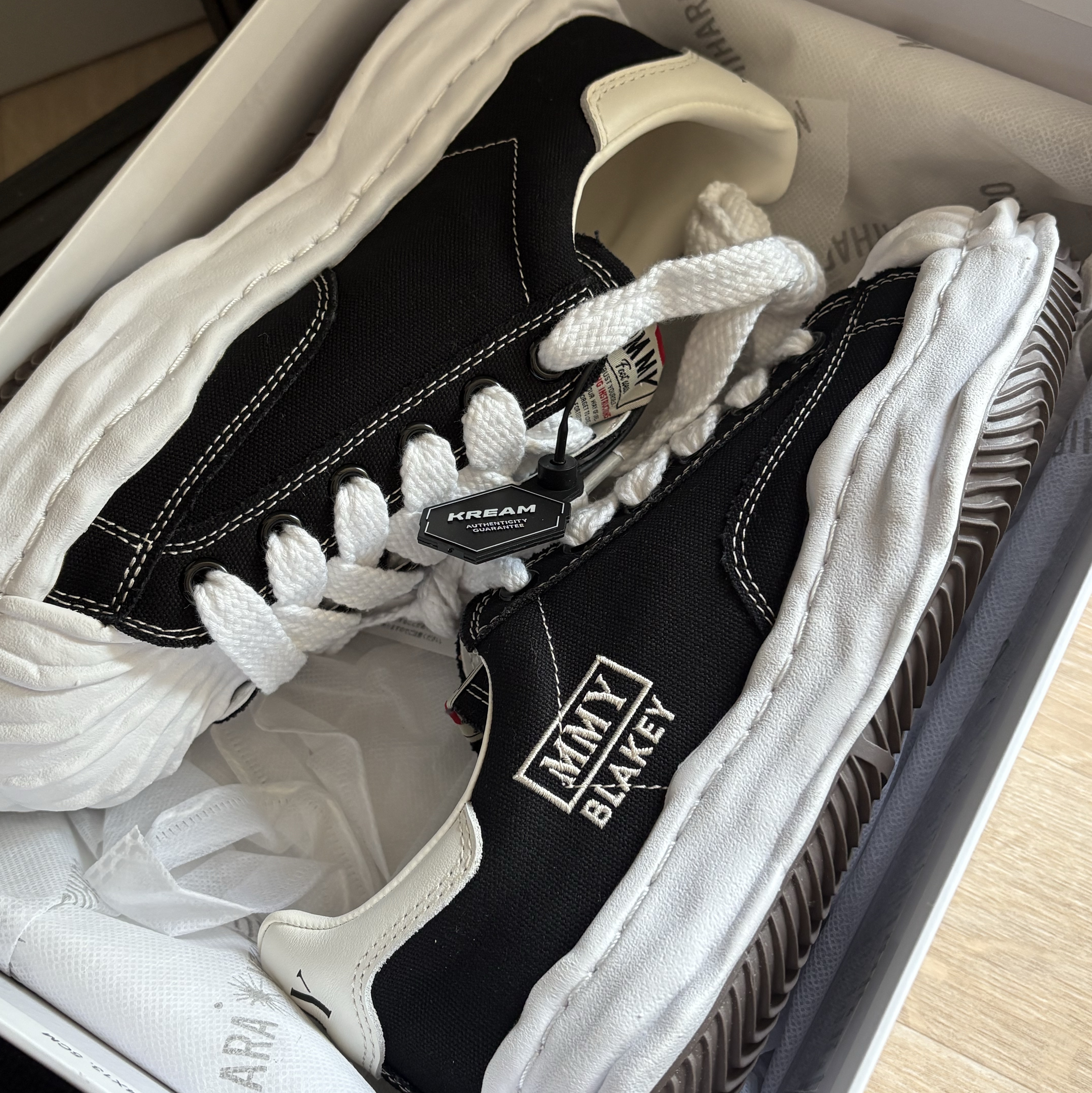 Maison Mihara Yasuhiro Blakey OG Sole Canvas Low-top Sneakers Black White 착용 스타일