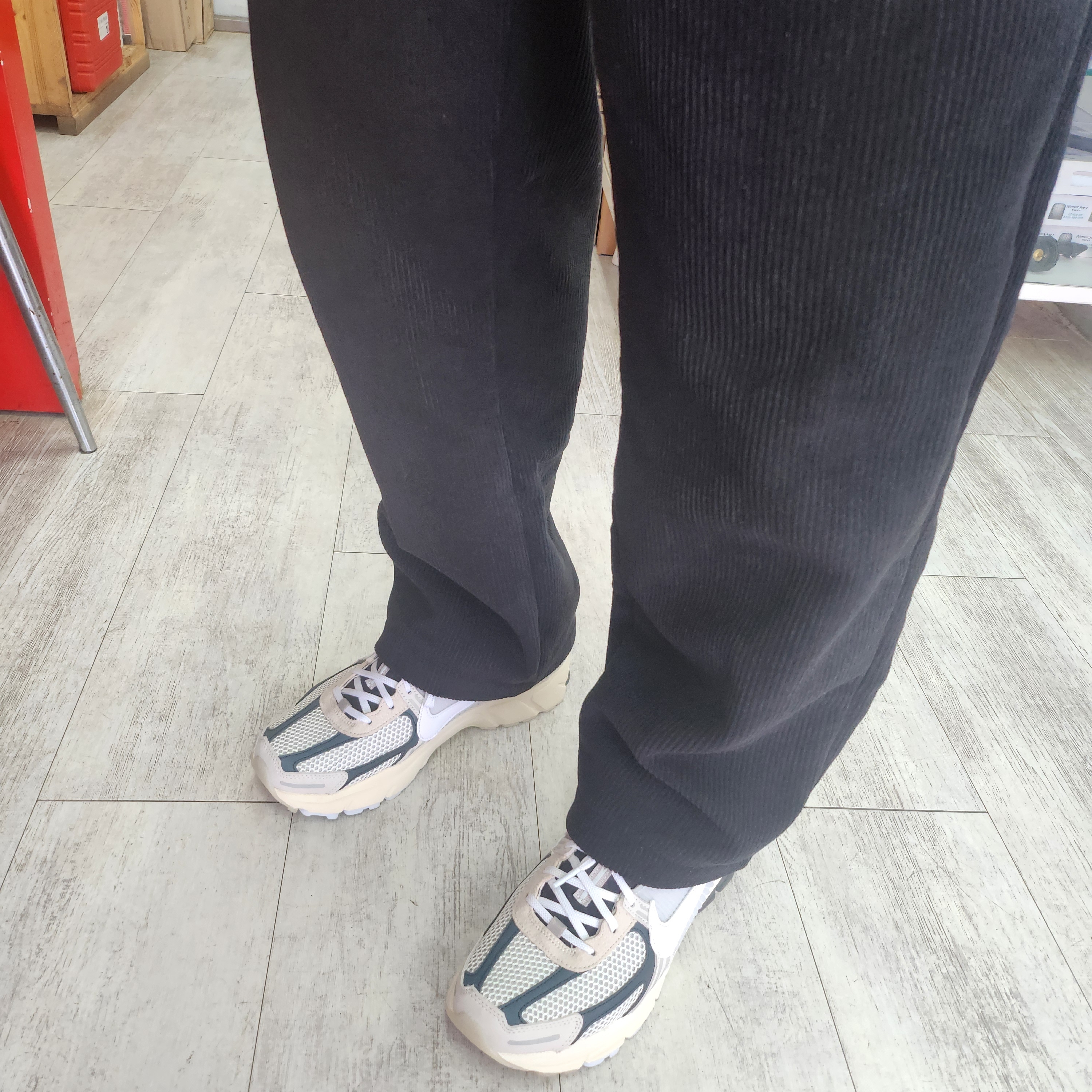 Nike Zoom Vomero 5 Light Bone and Black 착용 스타일 - 1