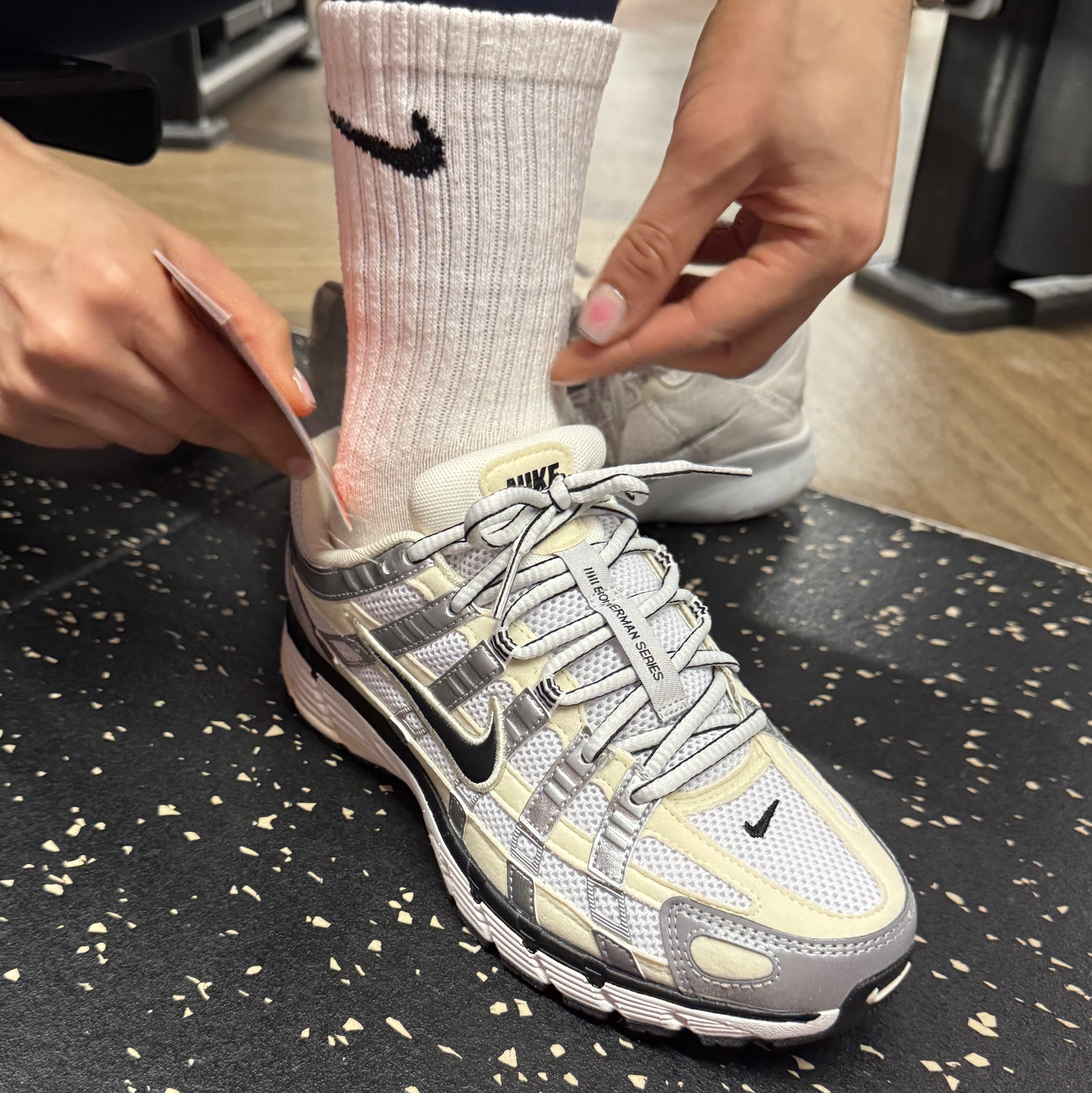 (W) Nike P-6000 Coconut Milk Metallic Silver 착용 스타일