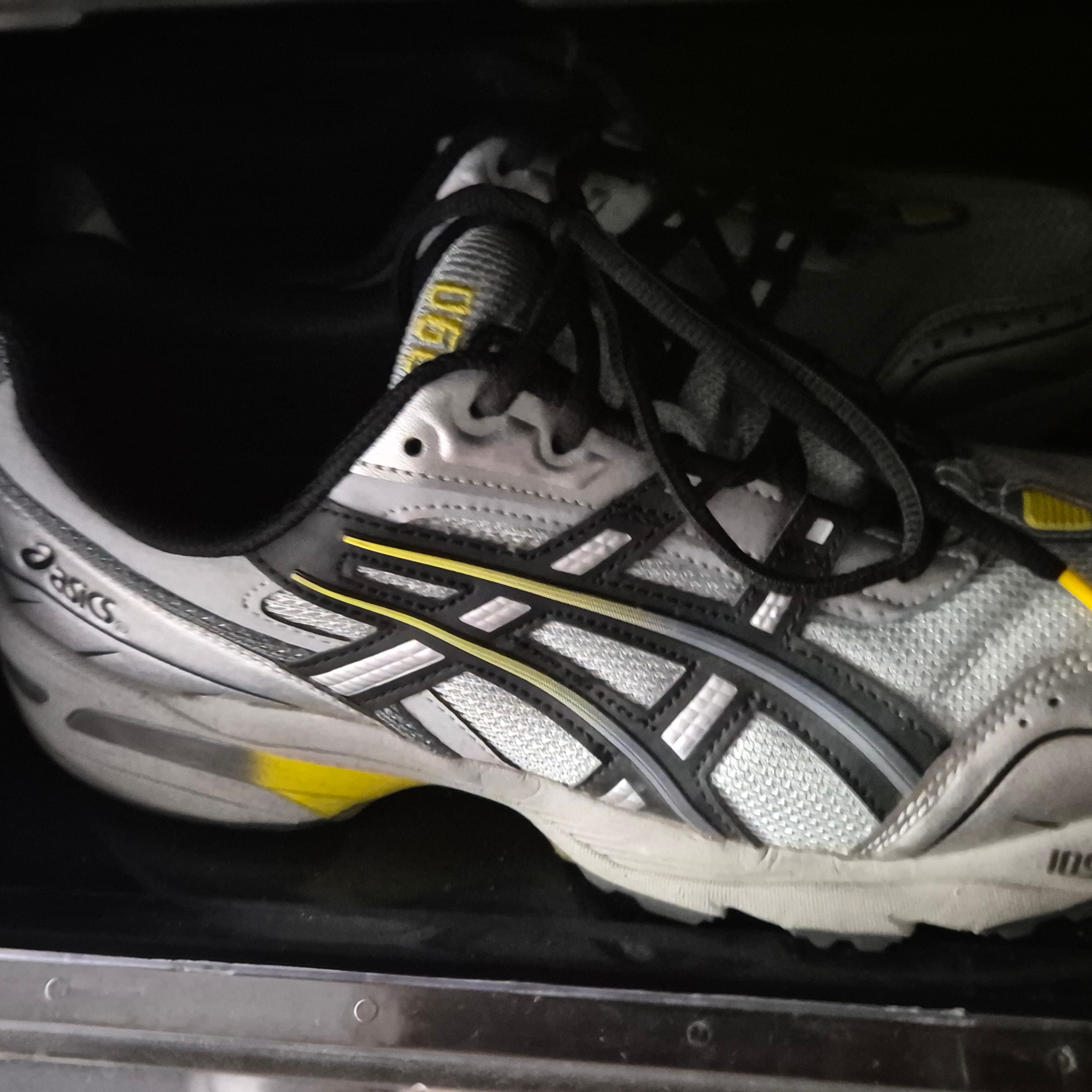 Asics Gel-1090 Mid Grey Black 착용 스타일