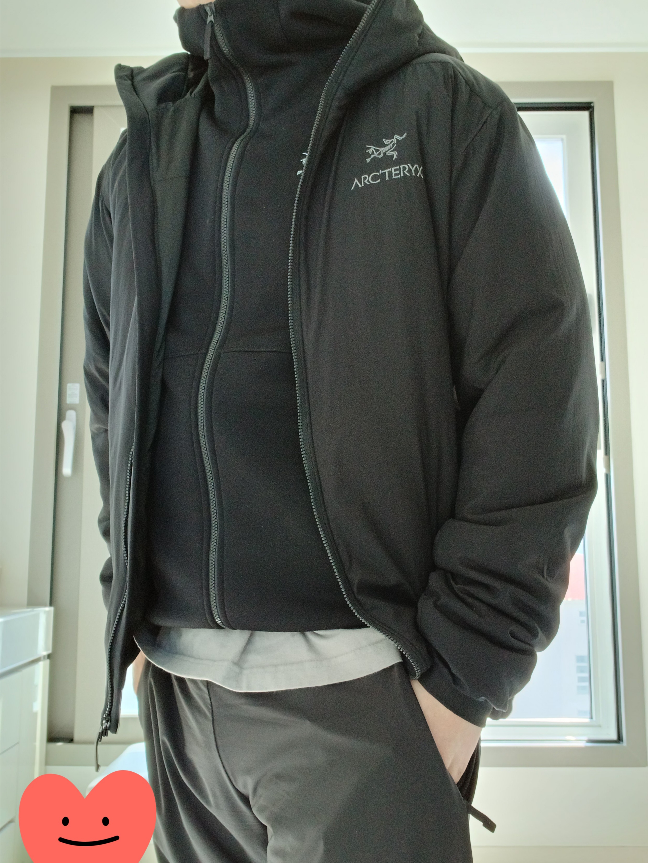 Arc'teryx Atom LT Hoody Black, Arc'teryx Kyanite Lightweight Hoody Hoody Black 착용 스타일 - 2