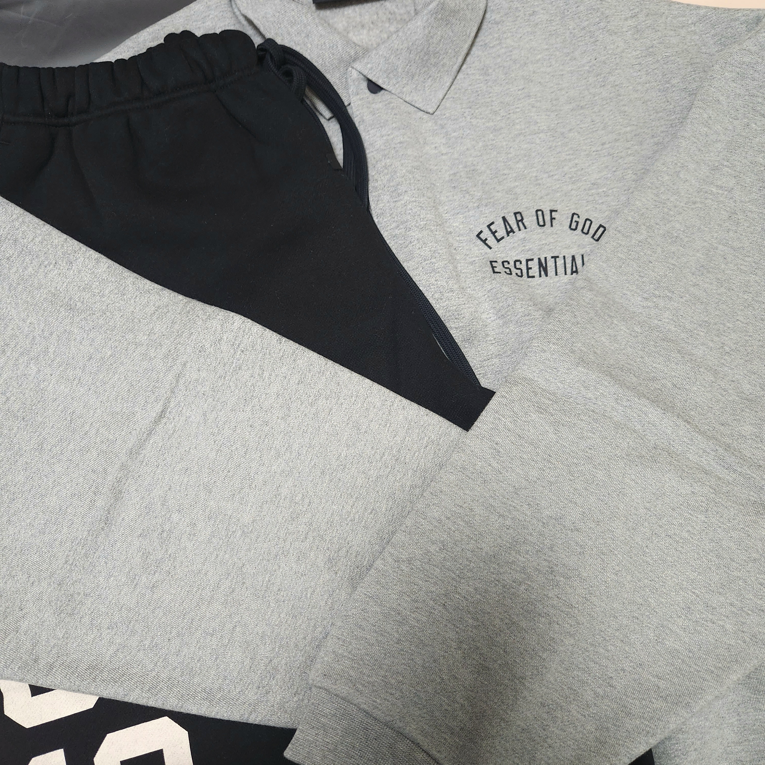 Essentials Fleece Polo Dark Heather - 24FW, Essentials Fleece Relaxed Sweatpant Black - 24FW 착용 스타일