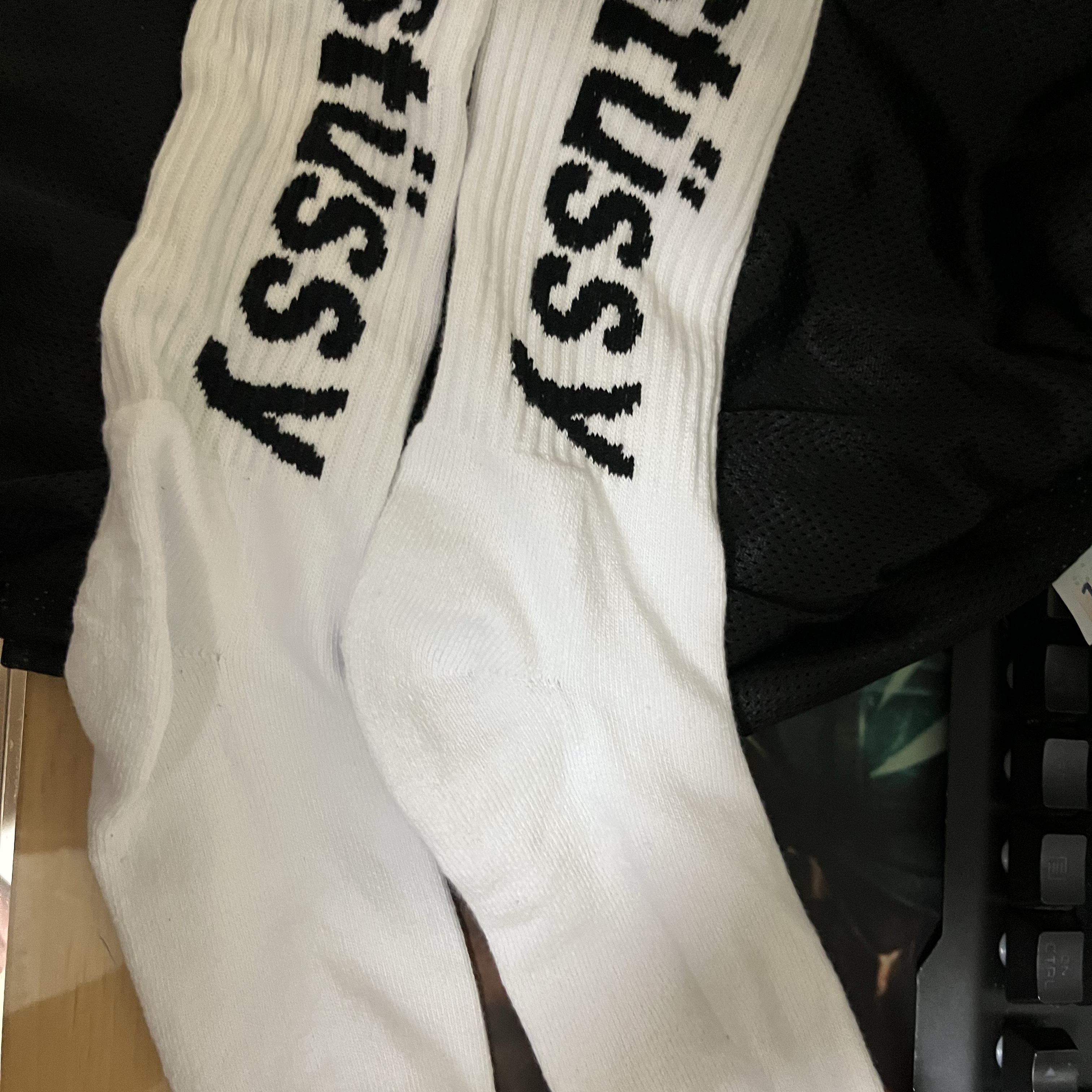 Stussy Helvetica Crew Socks White Black 착용 스타일