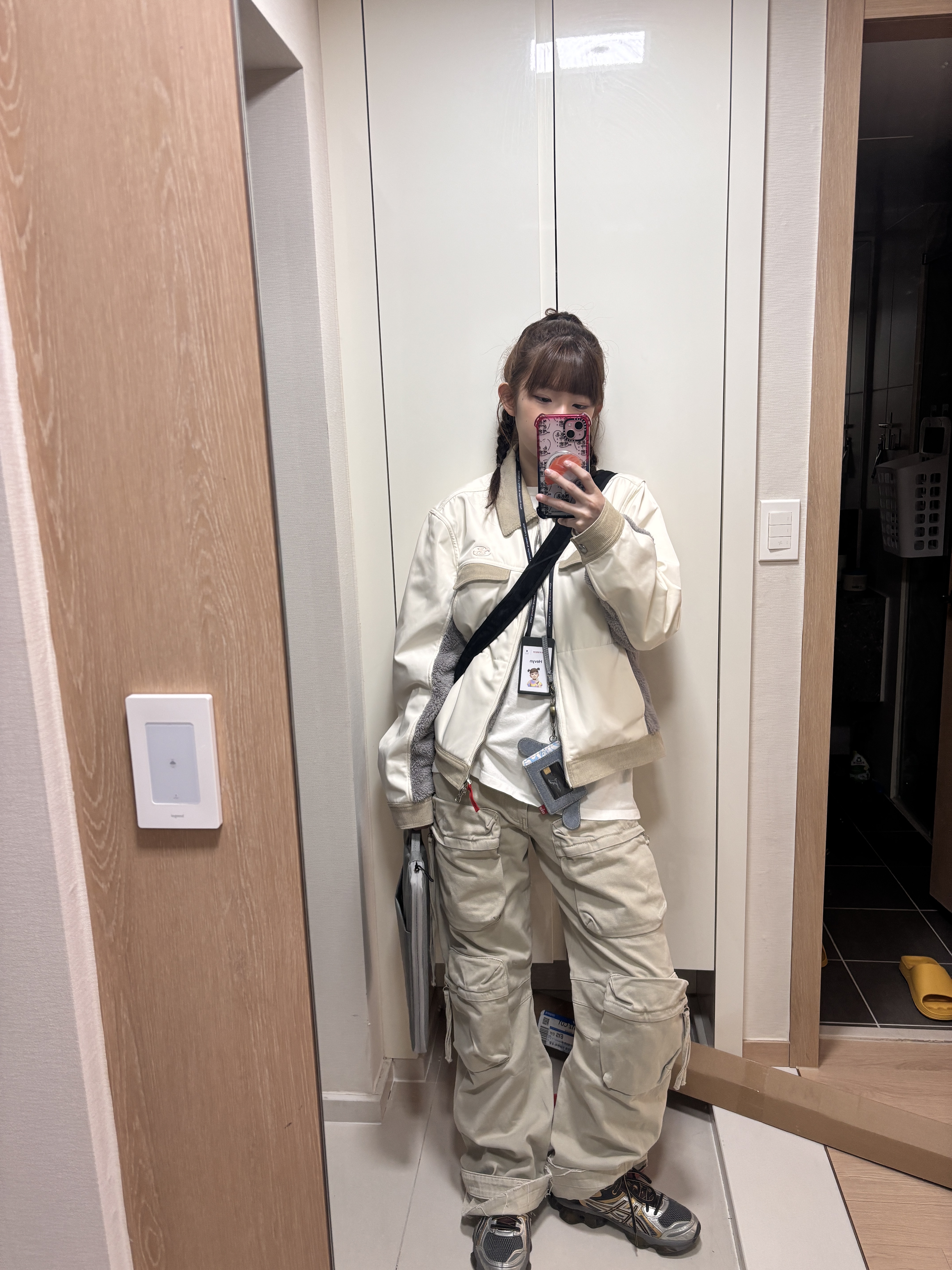 Sansan Gear Mixed Trucker Jacket Ivory, Asics Gel-Quantum Kinetic Carbon Pure Gold 착용 스타일