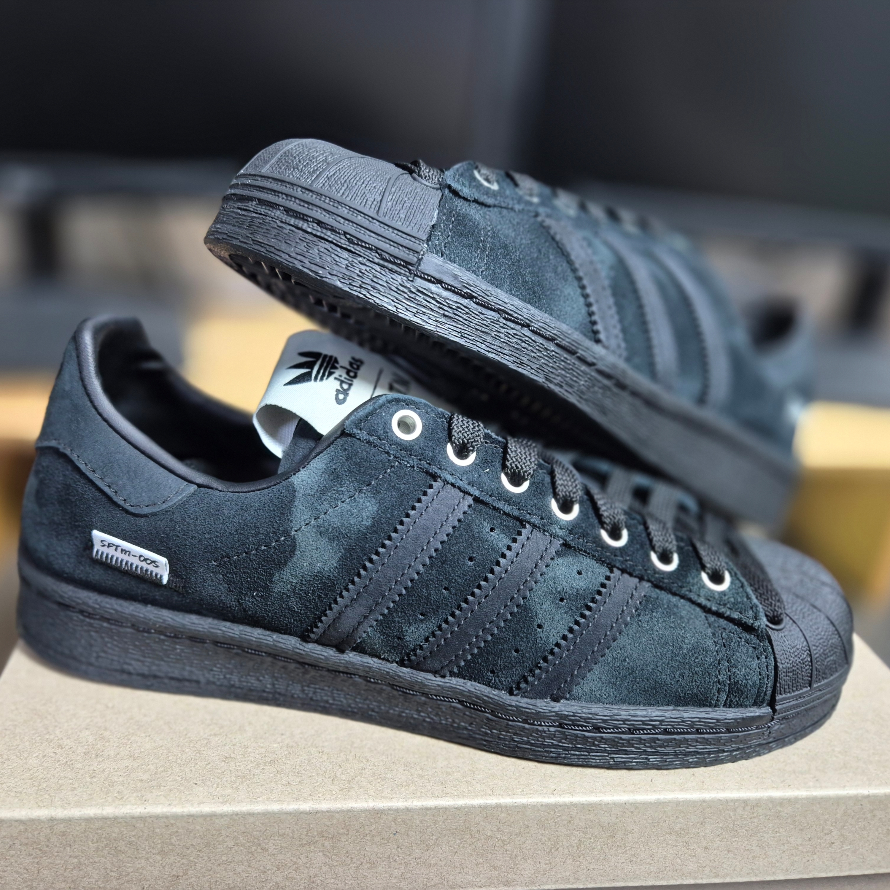 Adidas x Song for the Mute Superstar 82 Core Black 착용 스타일