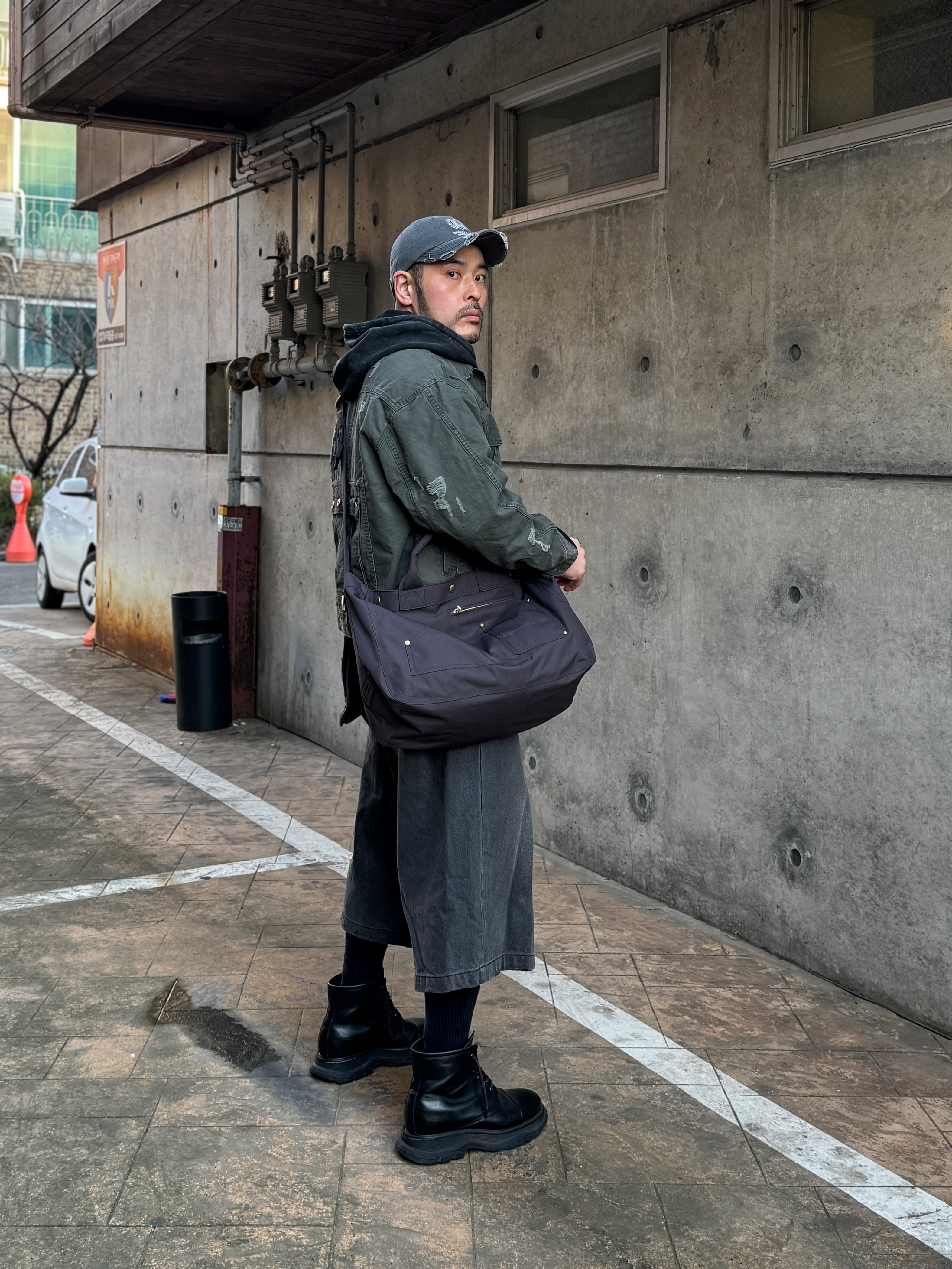 NOMANUAL I.P Damaged Jacket Khaki Gray 착용 스타일 - 3