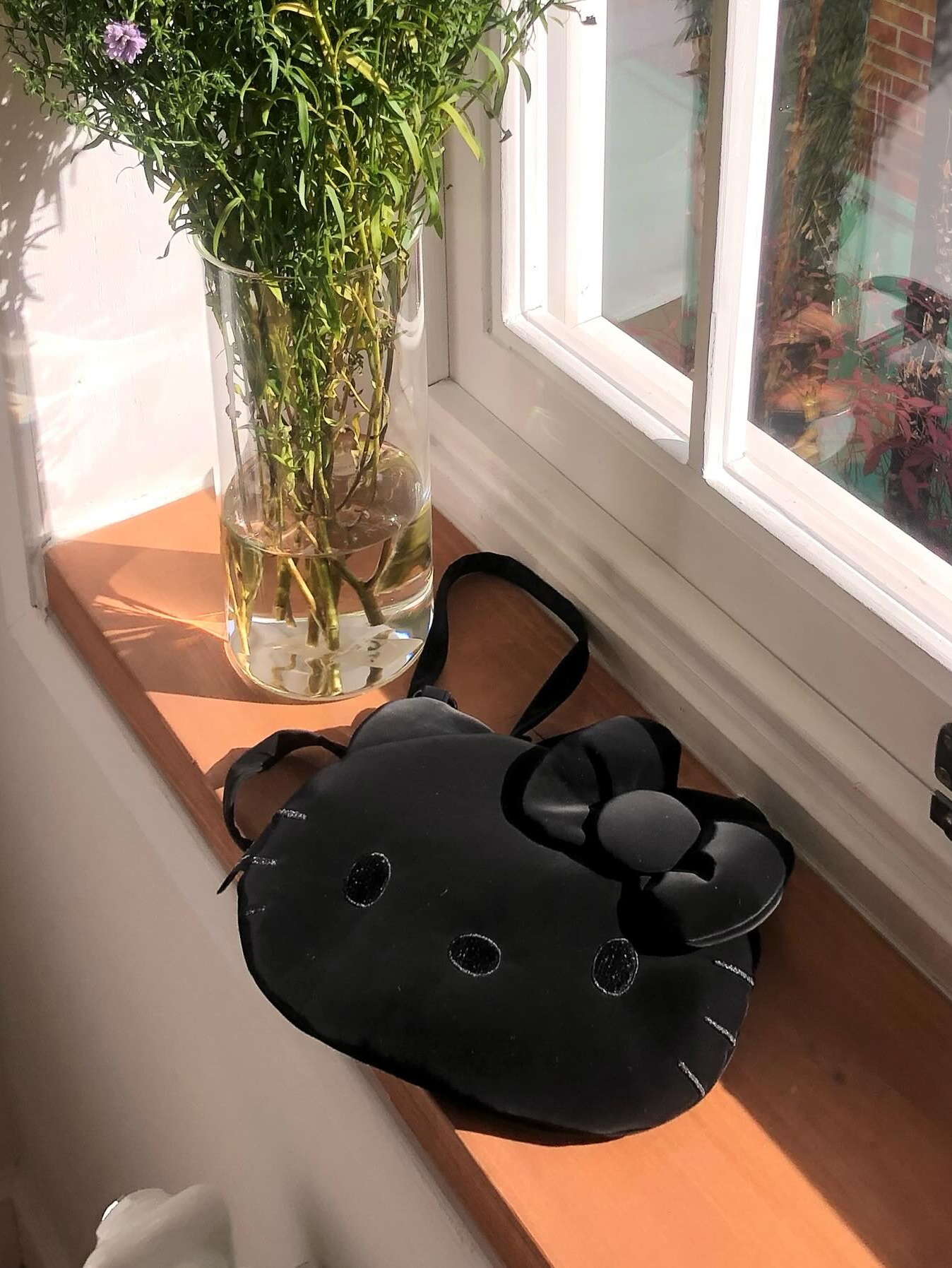 Joseph&Stacey Haze Mini Cross Hello Kitty Black 착용 스타일 - 3