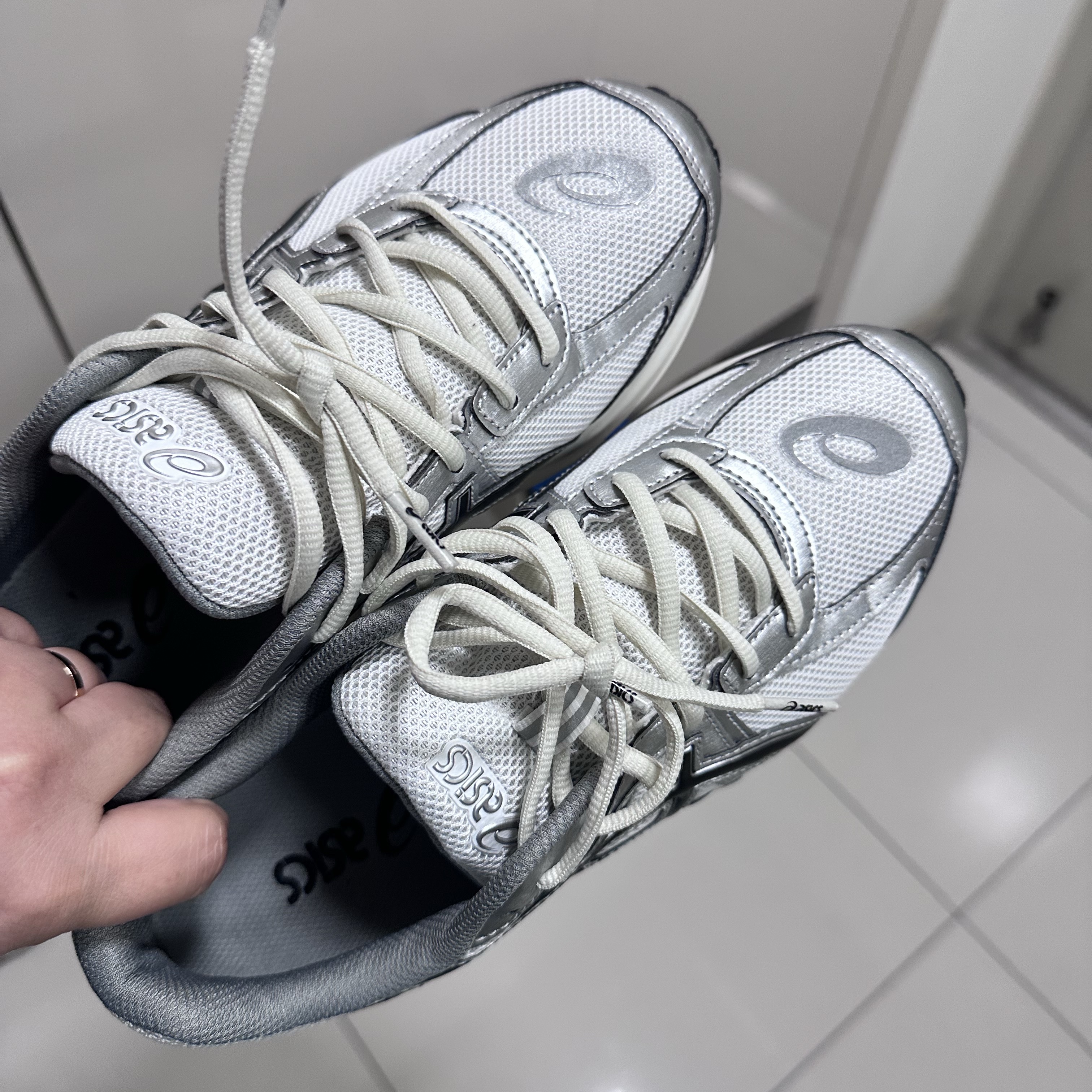 Asics Jog 100 S White Black - 2E Wide 착용 스타일
