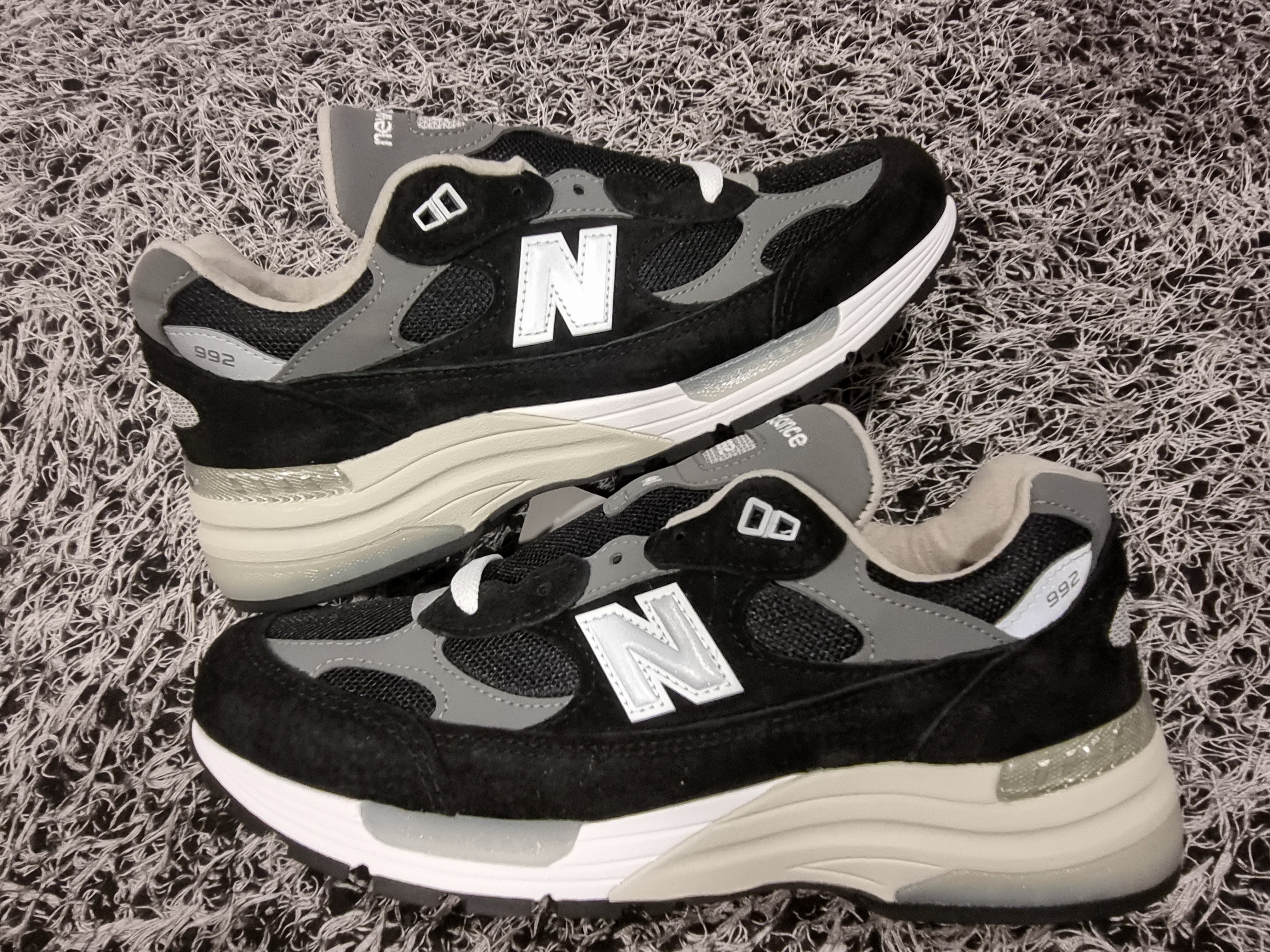 New Balance 992 Made in USA Core Black Grey 착용 스타일 - 2