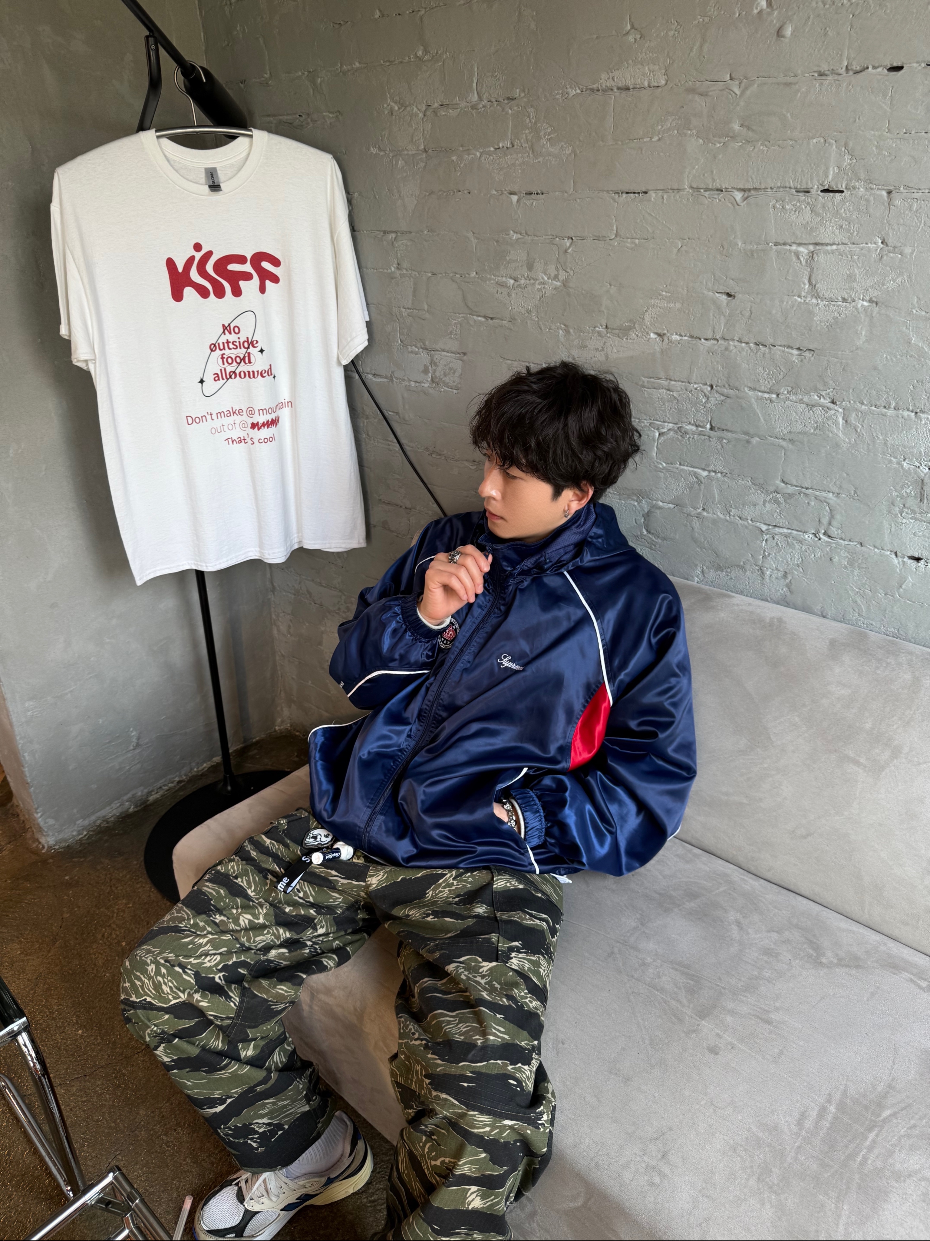 Supreme Satin Hooded Track Jacket Navy - 24SS, New Balance 990v3 Made in USA White Blue 착용 스타일 - 1