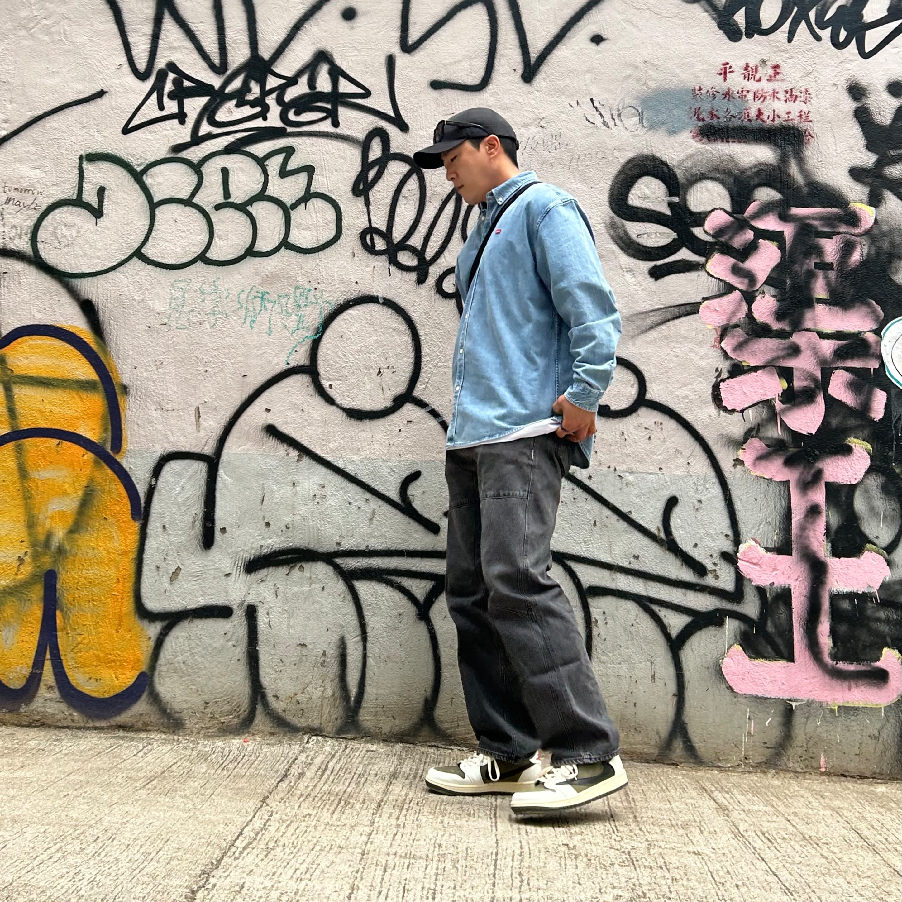 Supreme Small Box Denim Shirt Washed Indigo - 25SS, Supreme Mini Messenger Bag Snow Camo - 25SS 착용 스타일 - 2