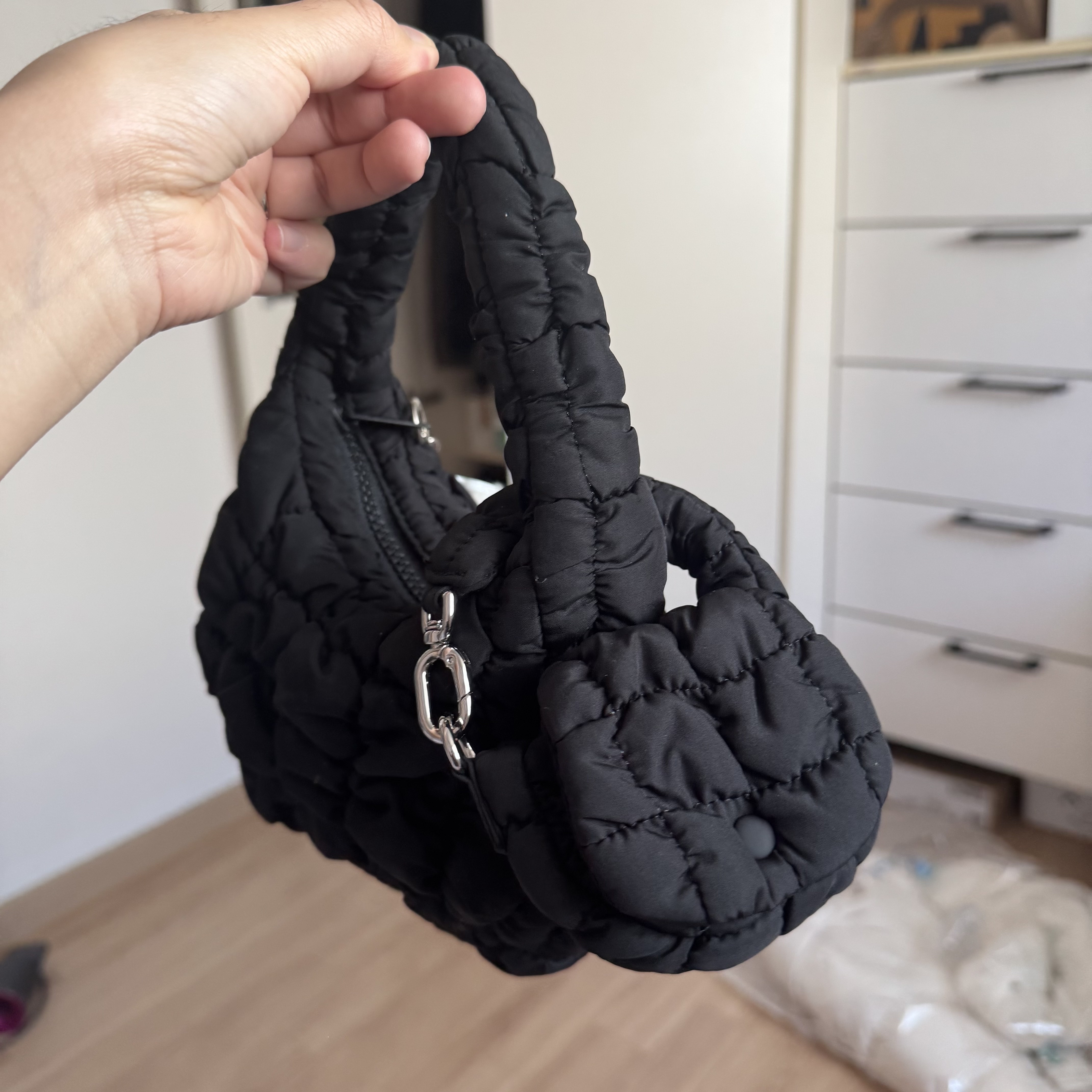 COS Quilted Nano Bag Black, COS Quilted Micro Bag Black 착용 스타일