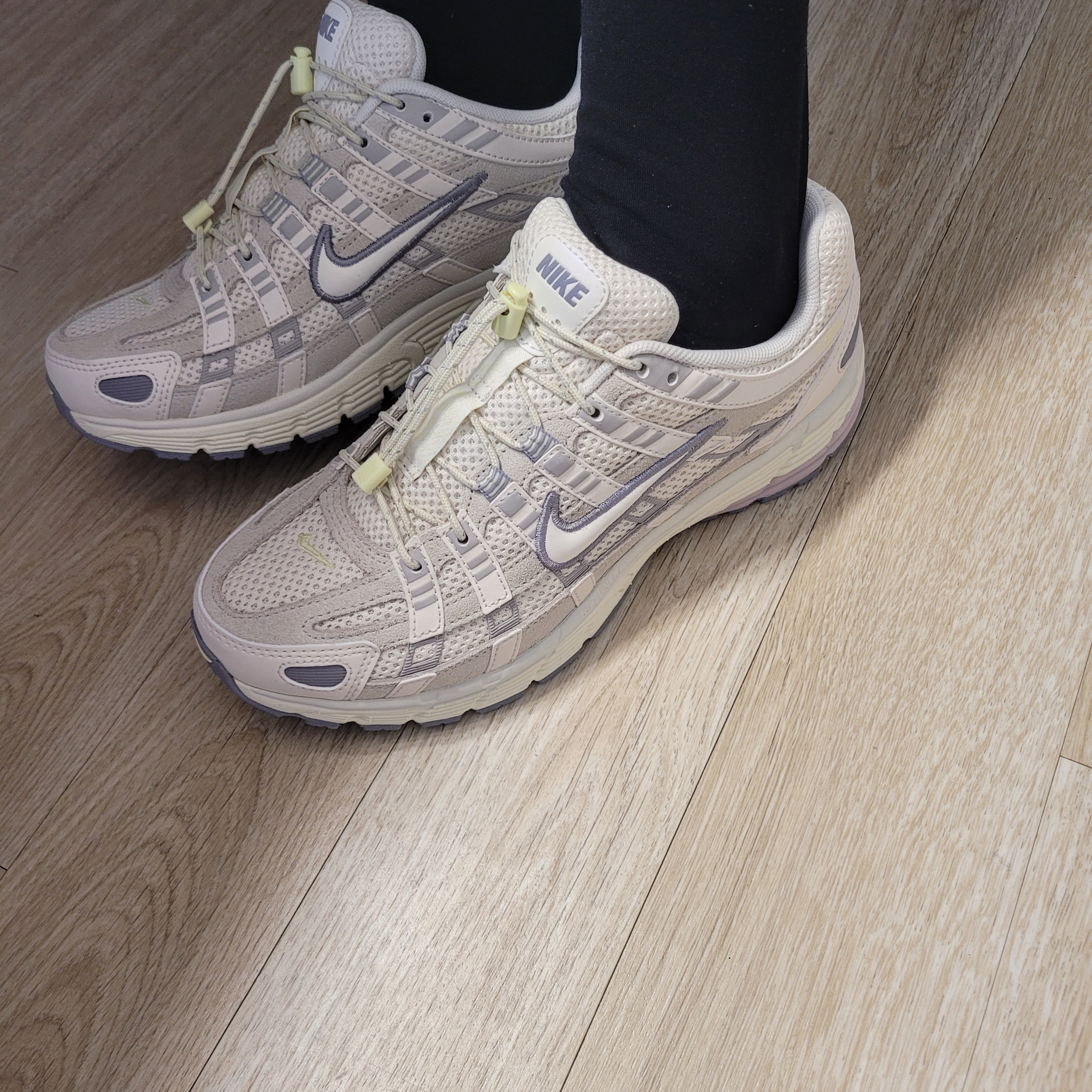 (W) Nike P-6000 Light Bone Cement Grey 착용 스타일 - 2