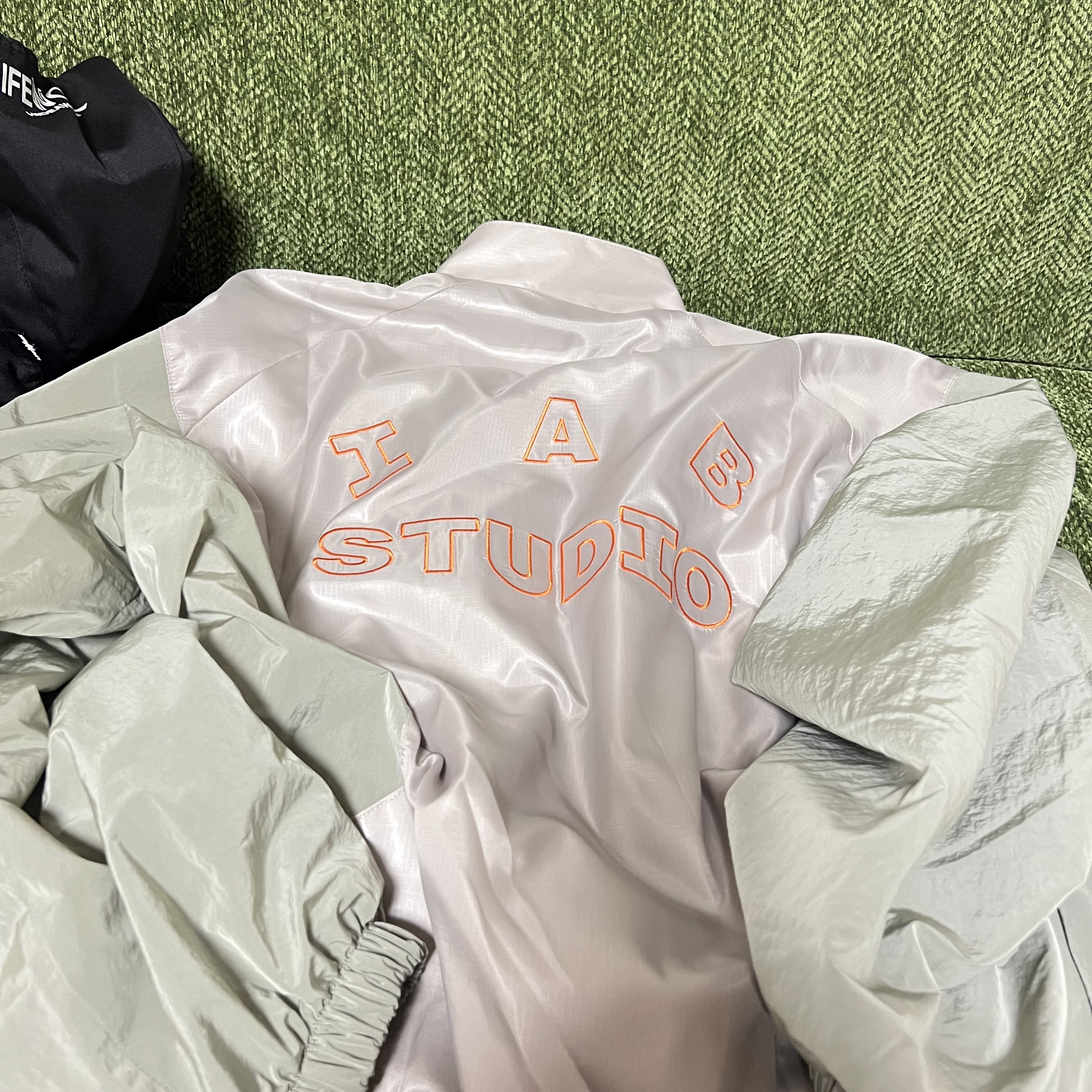 IAB Studio x Arcane Ekko Track Top Dust Orange 착용 스타일 - 1