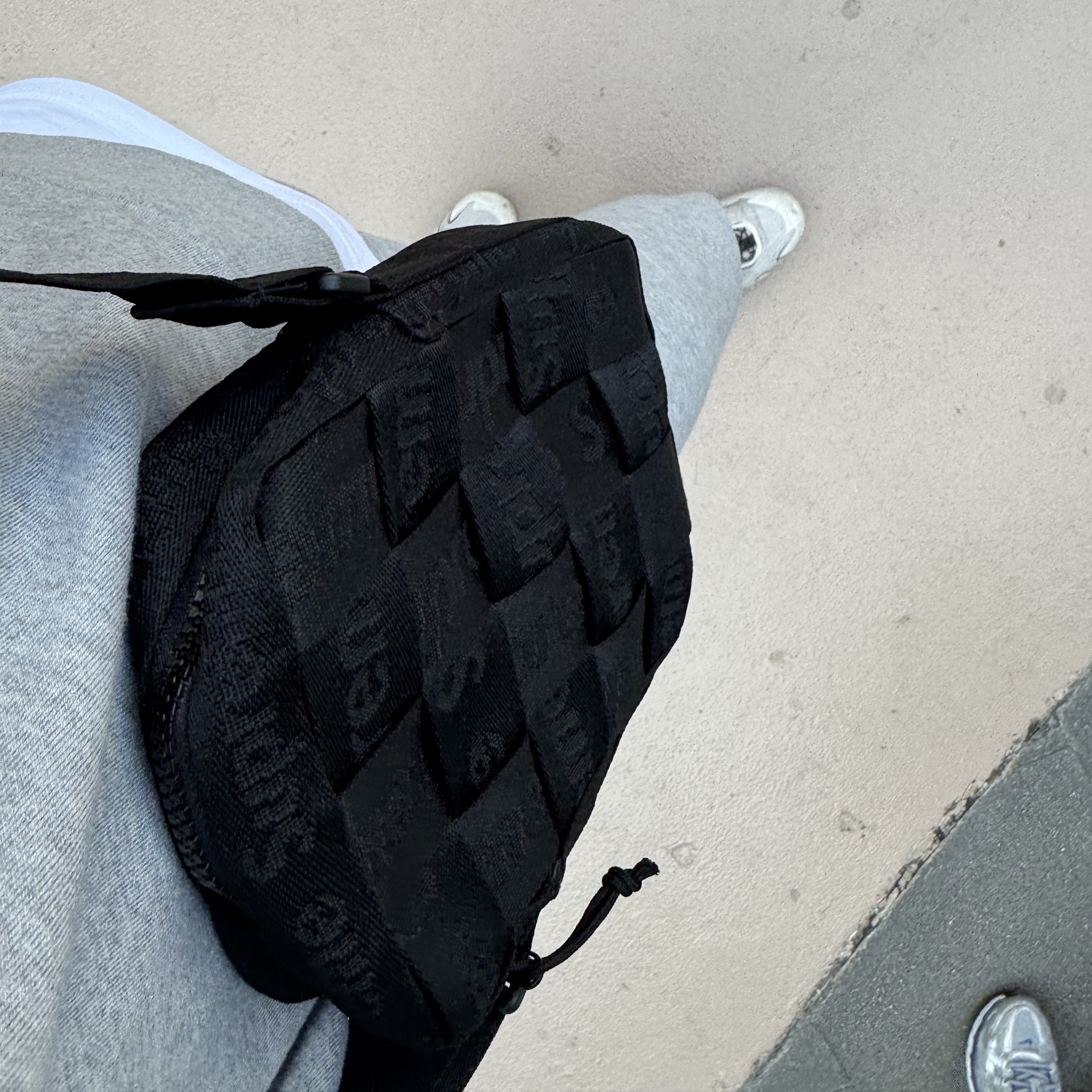 Supreme Woven Shoulder Bag Black - 23SS 착용 스타일 - 1