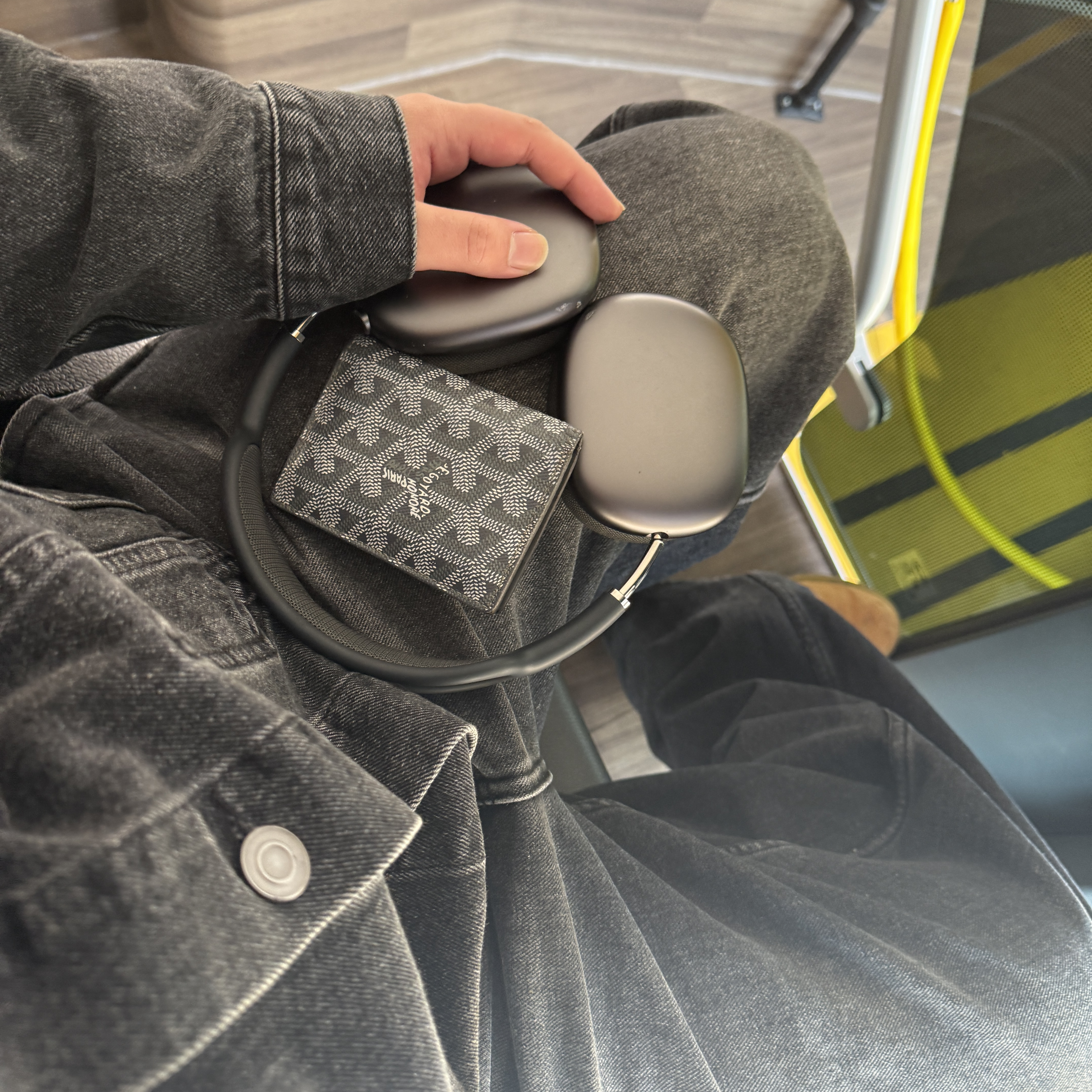 Goyard Saint Marc Card Holder Grey, Apple AirPods Max Lightning Space Gray (Korean Ver.) 착용 스타일