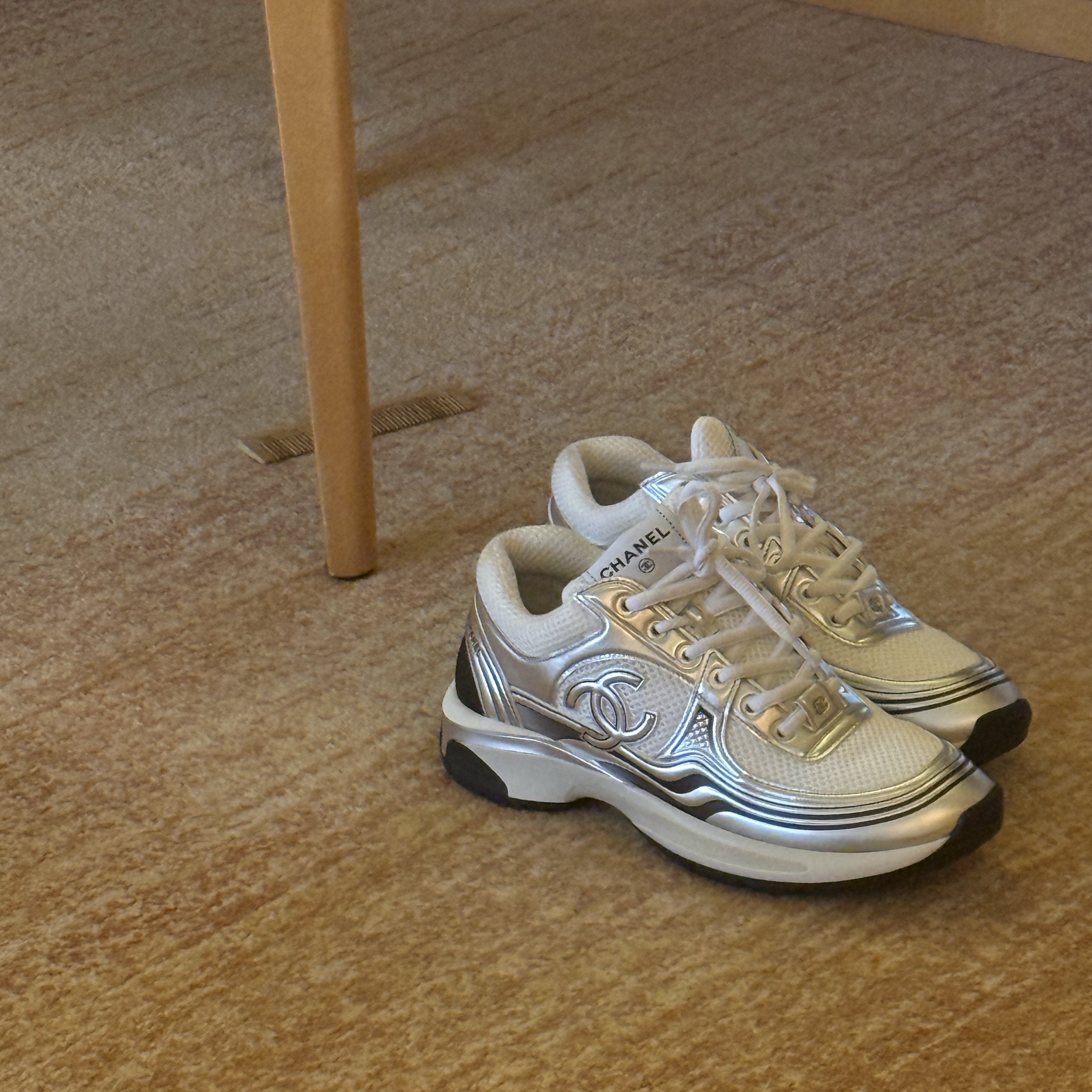 (W) Chanel Sneakers Fabric Laminated & White Silver 착용 스타일 - 2