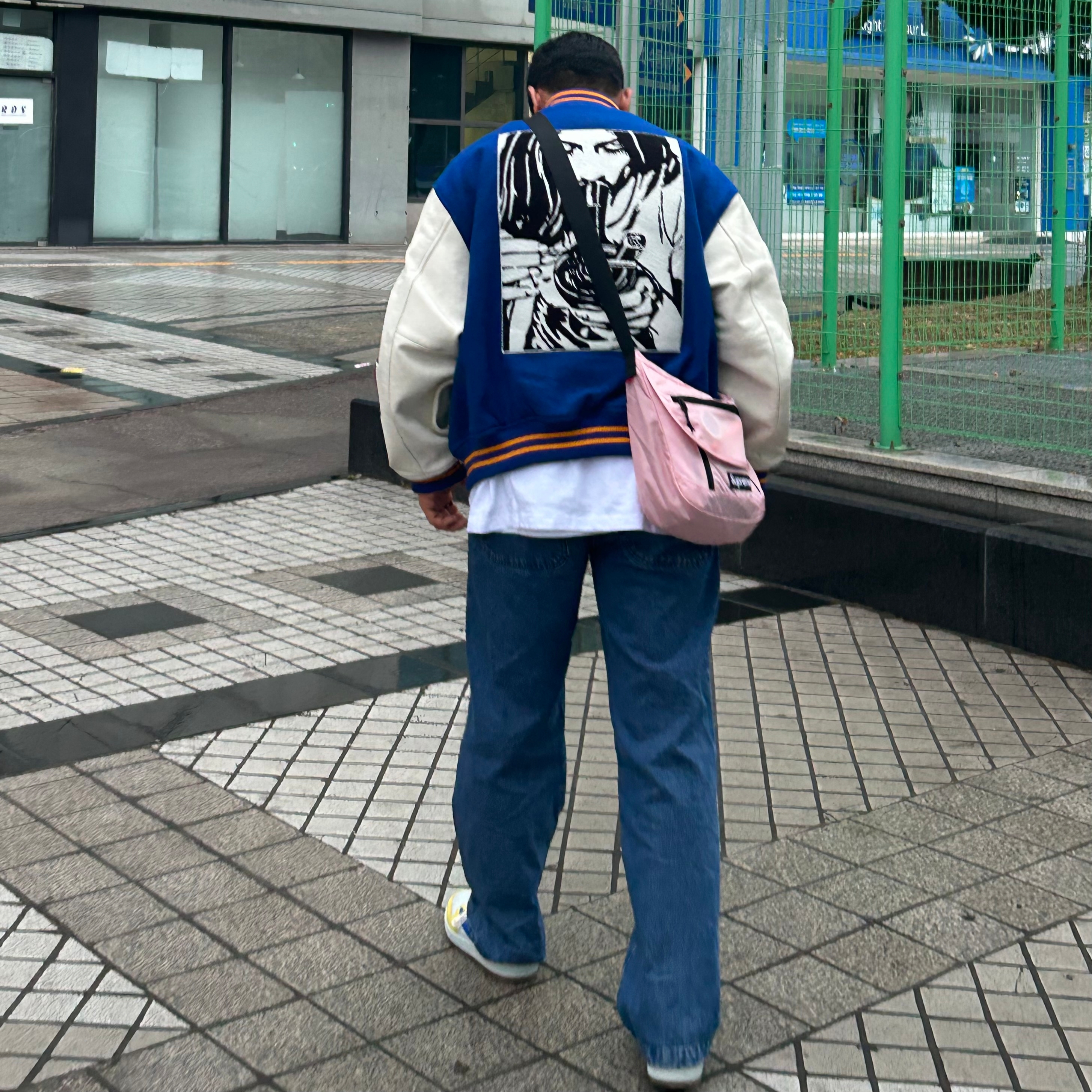 Supreme x Hysteric Glamour Varsity Jacket Blue - 24FW, Supreme Small Messenger Bag Pink - 22SS 착용 스타일 - 2