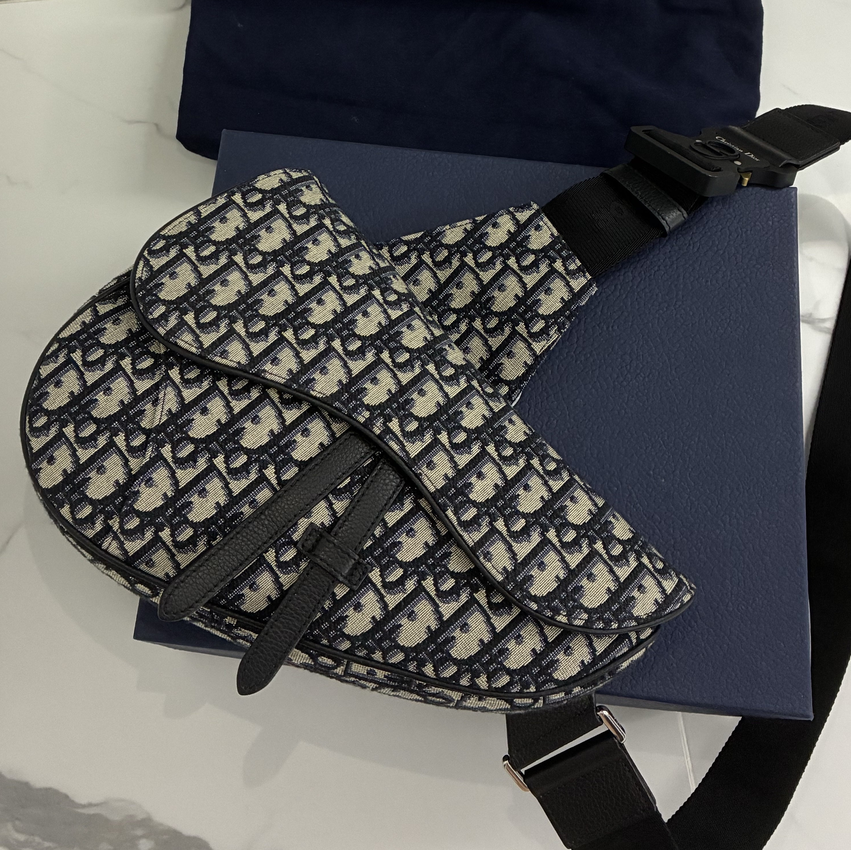 Dior Saddle Bag Beige & Black Dior Oblique Jacquard 착용 스타일