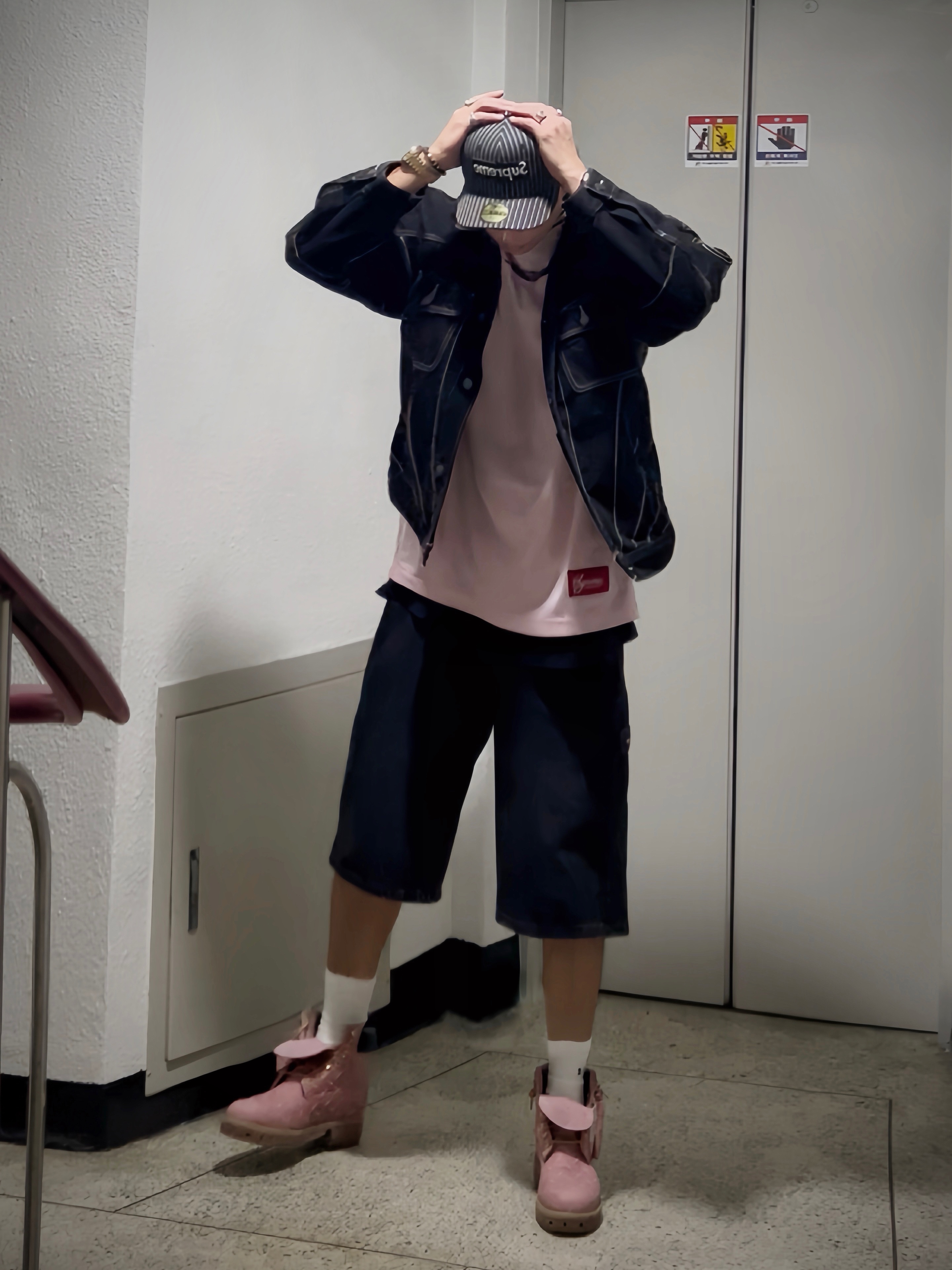 Supreme Emo T-Shirt Black - 24FW, Supreme Jacquard Rib Football Jersey Pink - 24FW 착용 스타일 - 1