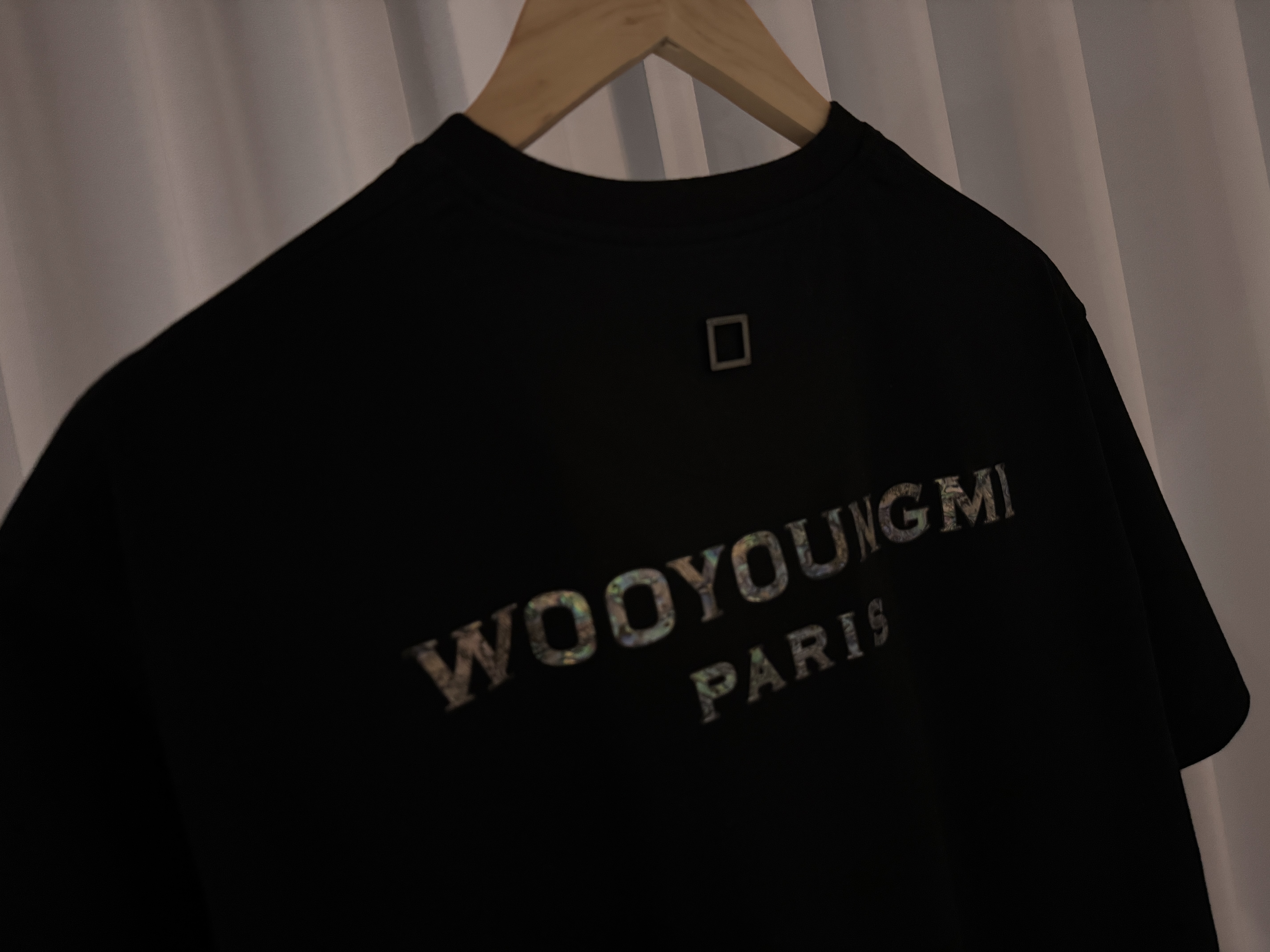 Wooyoungmi Mother of Pearl Back Logo T-Shirt Black - 25SS 착용 스타일 - 2