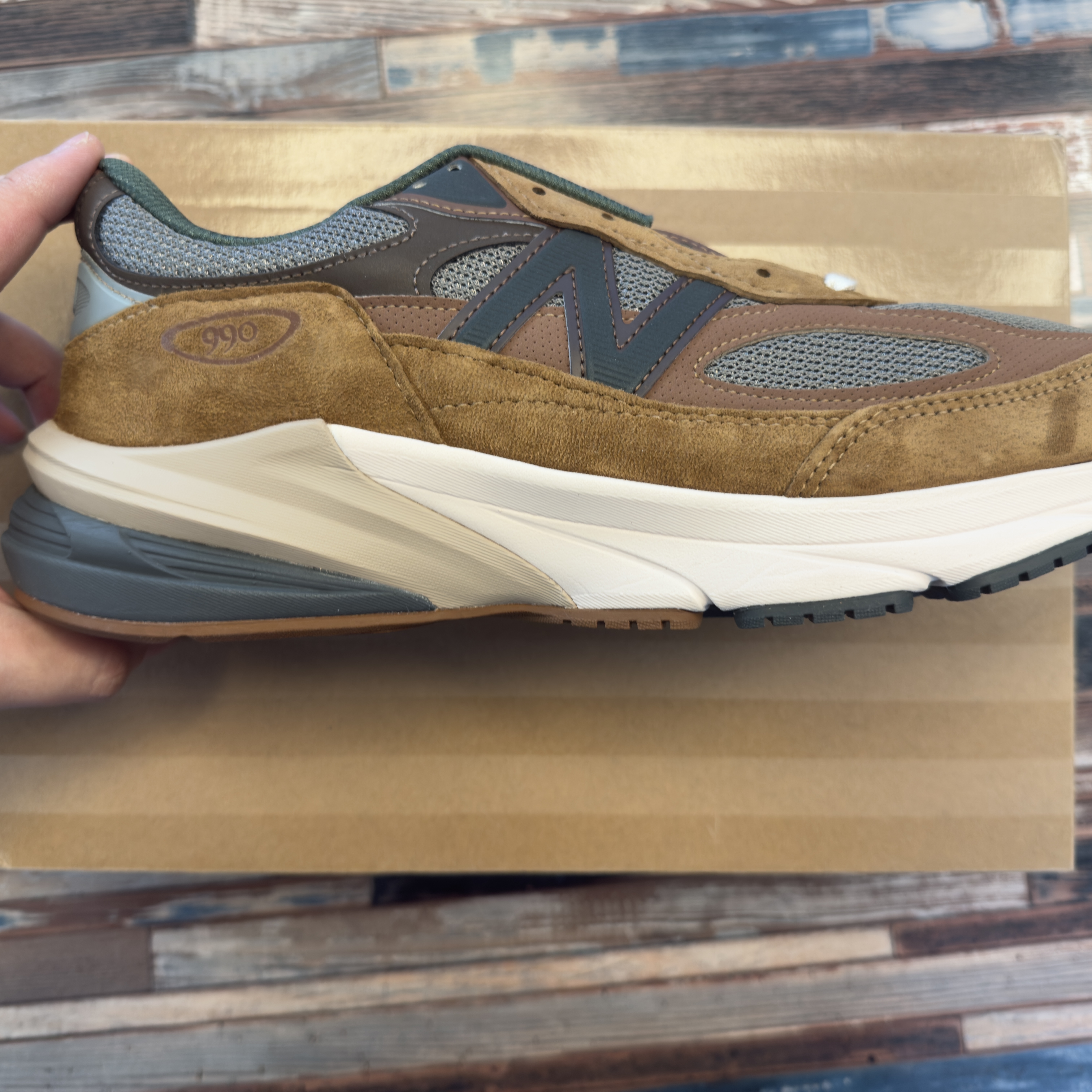 New Balance x Carhartt WIP 990v6 Made in USA Hamilton Brown Military Green 착용 스타일 - 2