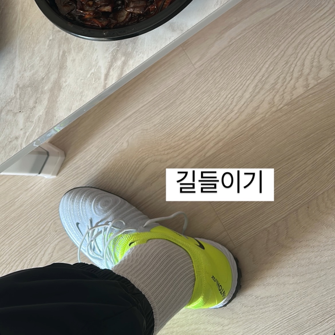 Nike Phantom GX 2 Pro TF Metallic Silver Volt 착용 스타일
