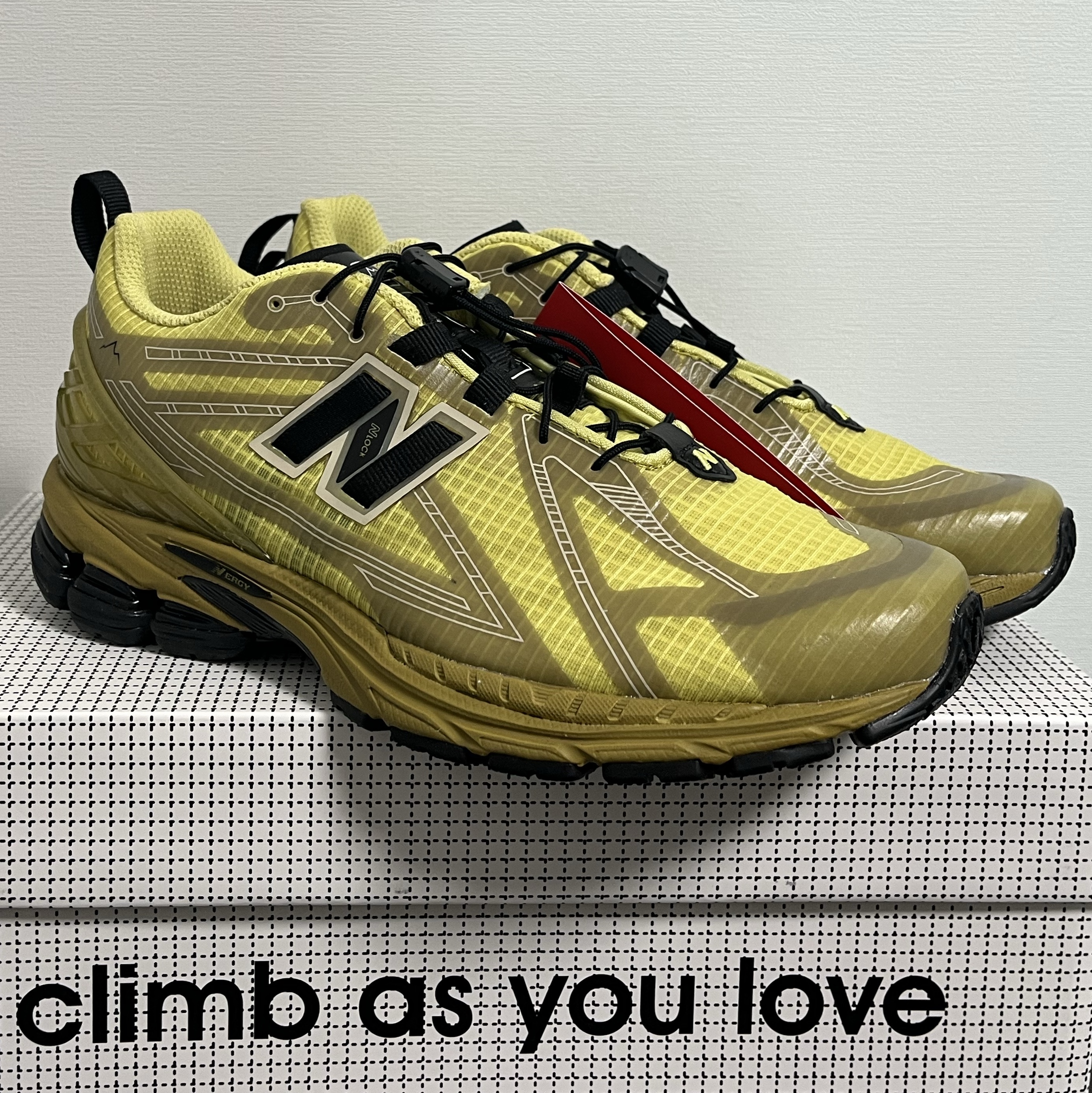 New Balance x Cayl 1906R Yellow 착용 스타일 - 1
