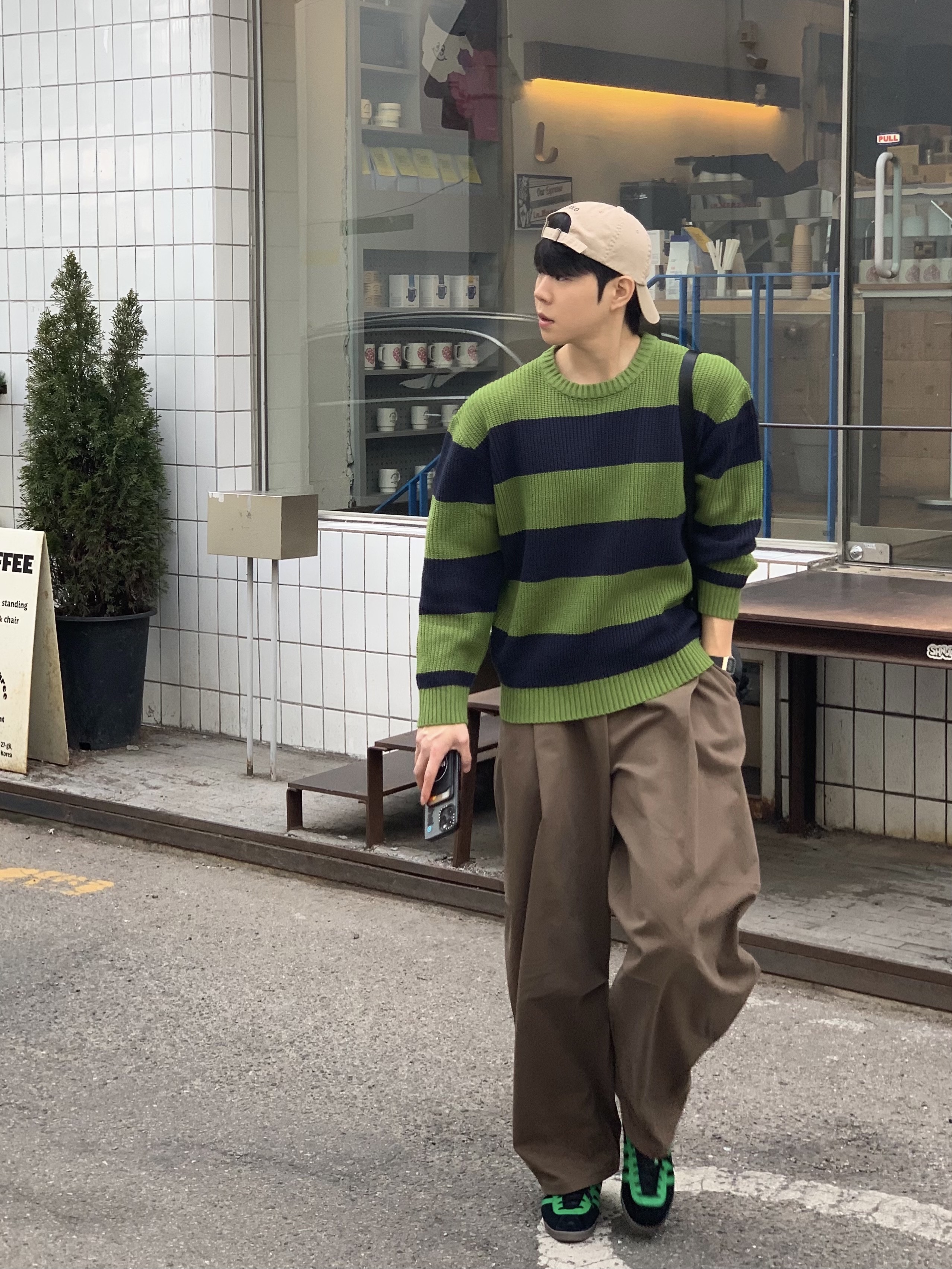 아디다스 런던 코어 블랙 그린 착용 스타일 - 1
