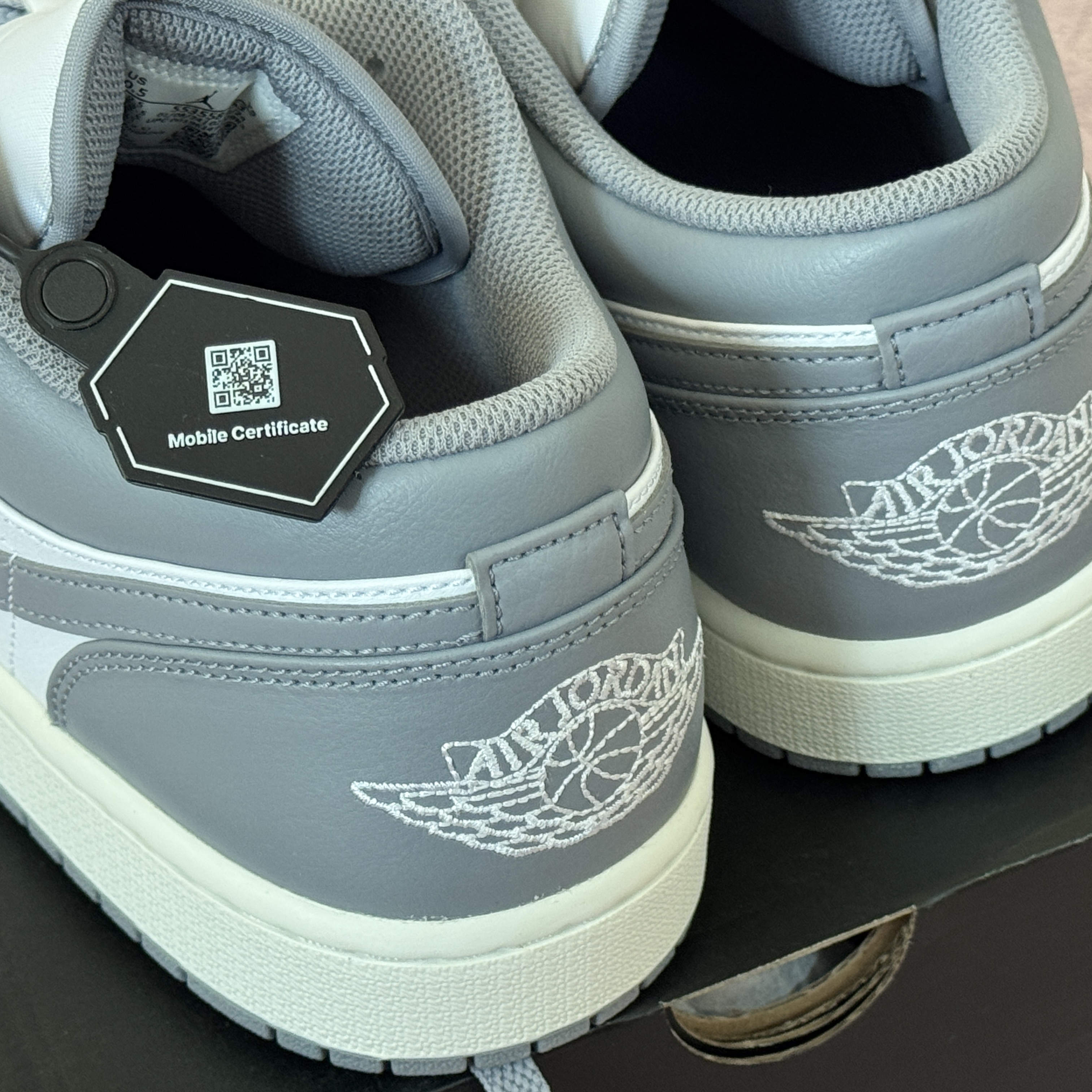 Jordan 1 Low Stealth and White 착용 스타일 - 4