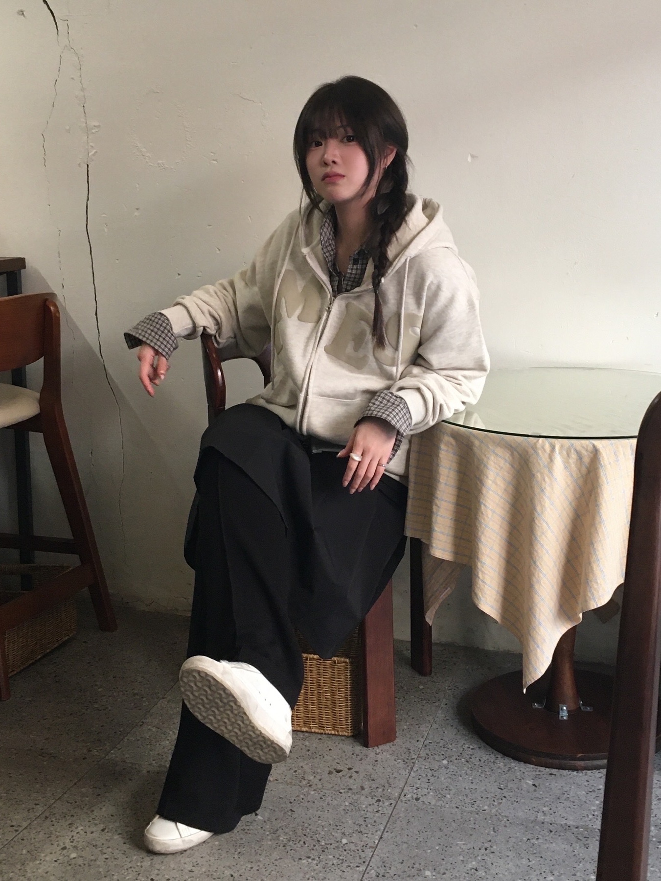 (W) Golden Goose Superstar White Silver Heel Tab Sneakers, Matin Kim Nylon Boston Bag Khaki 착용 스타일 - 3