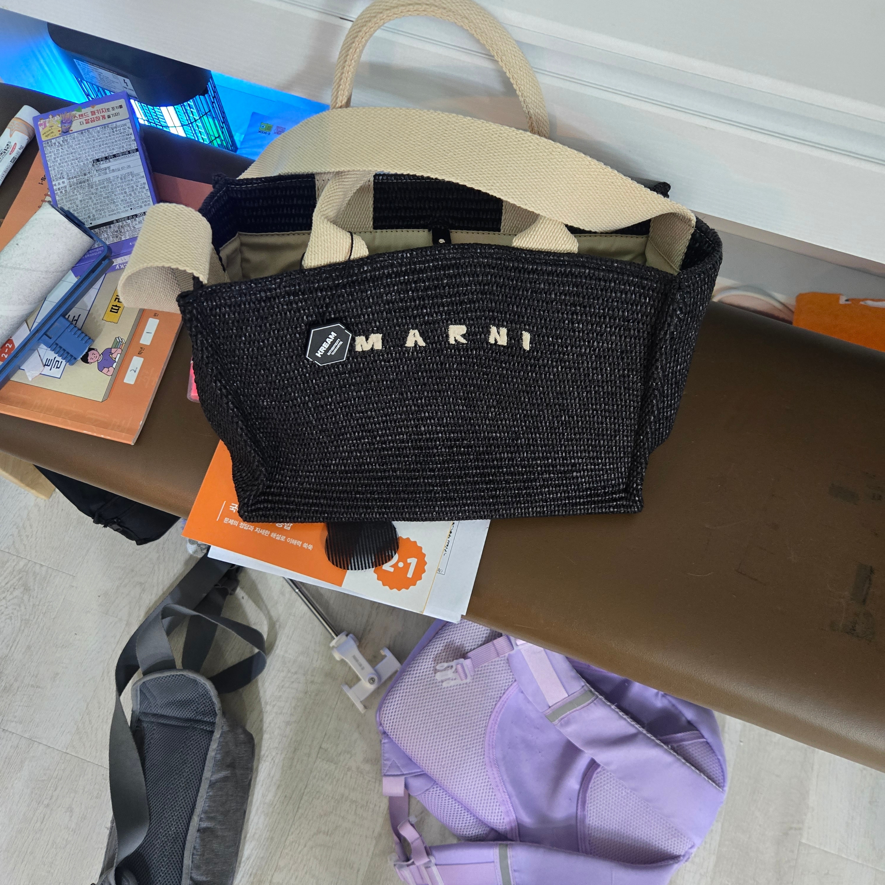 Marni Raffia Small Tote Bag Black Natural 착용 스타일