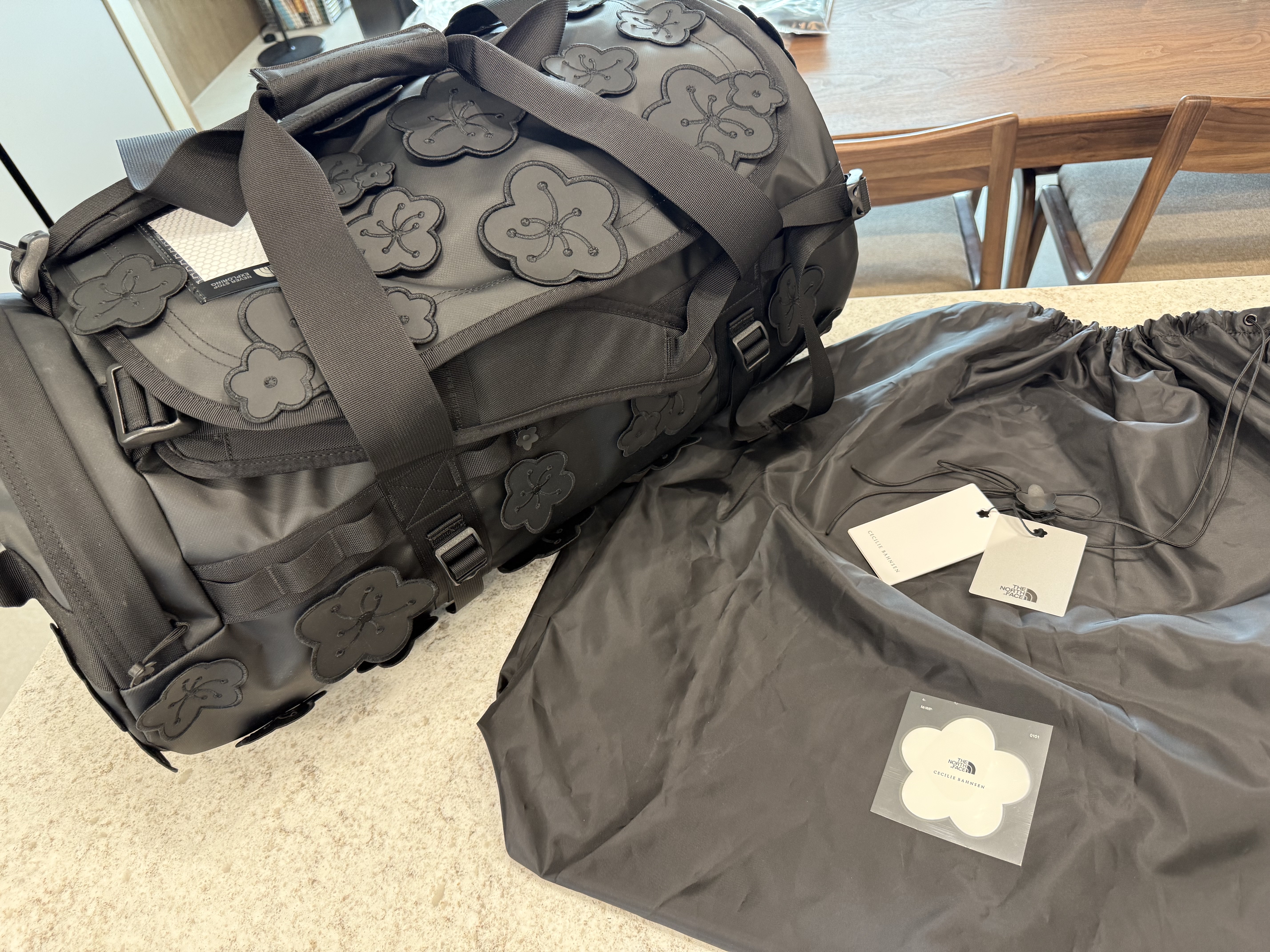 The North Face x Cecilie Bahnsen Base Camp Duffle M Black 착용 스타일 - 5