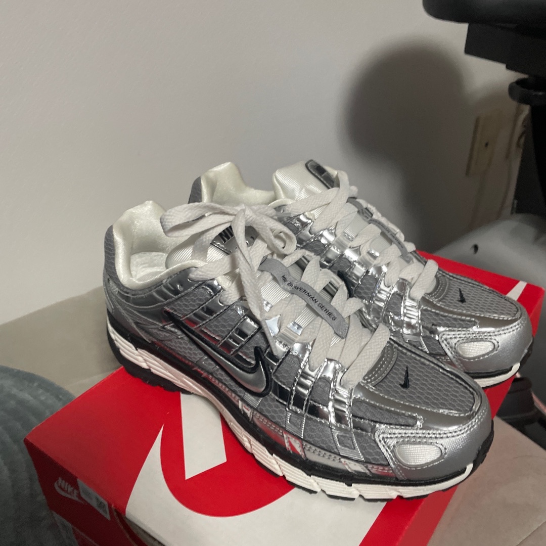 Nike P-6000 Metallic Silver 착용 스타일