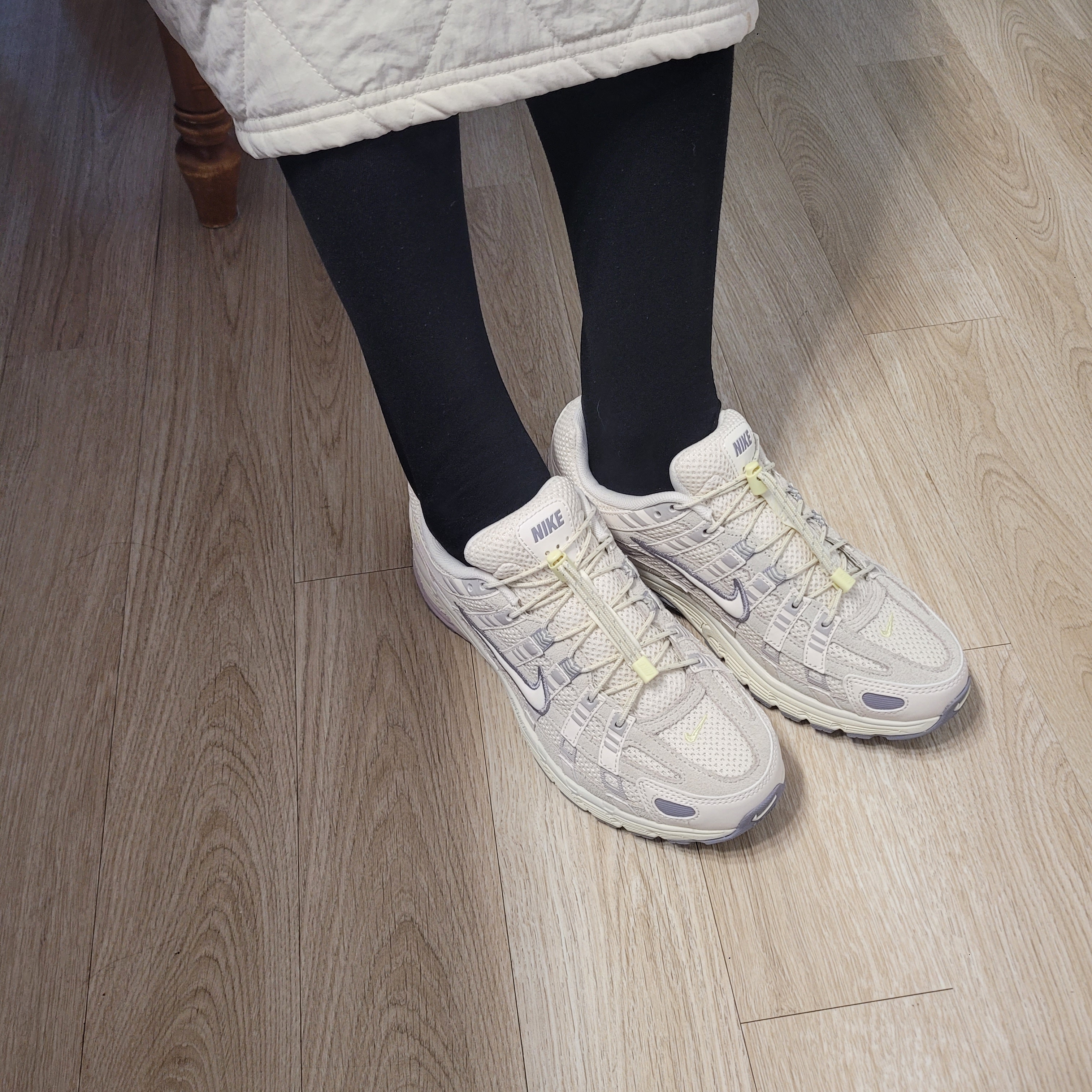 (W) Nike P-6000 Light Bone Cement Grey 착용 스타일 - 1